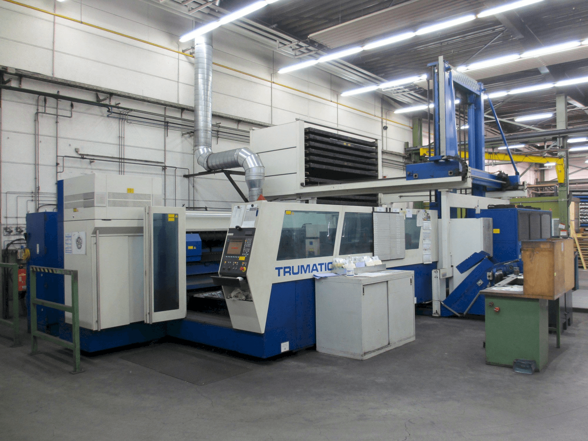 Čelní pohled na Trumpf Trumatic L 3050 stroj