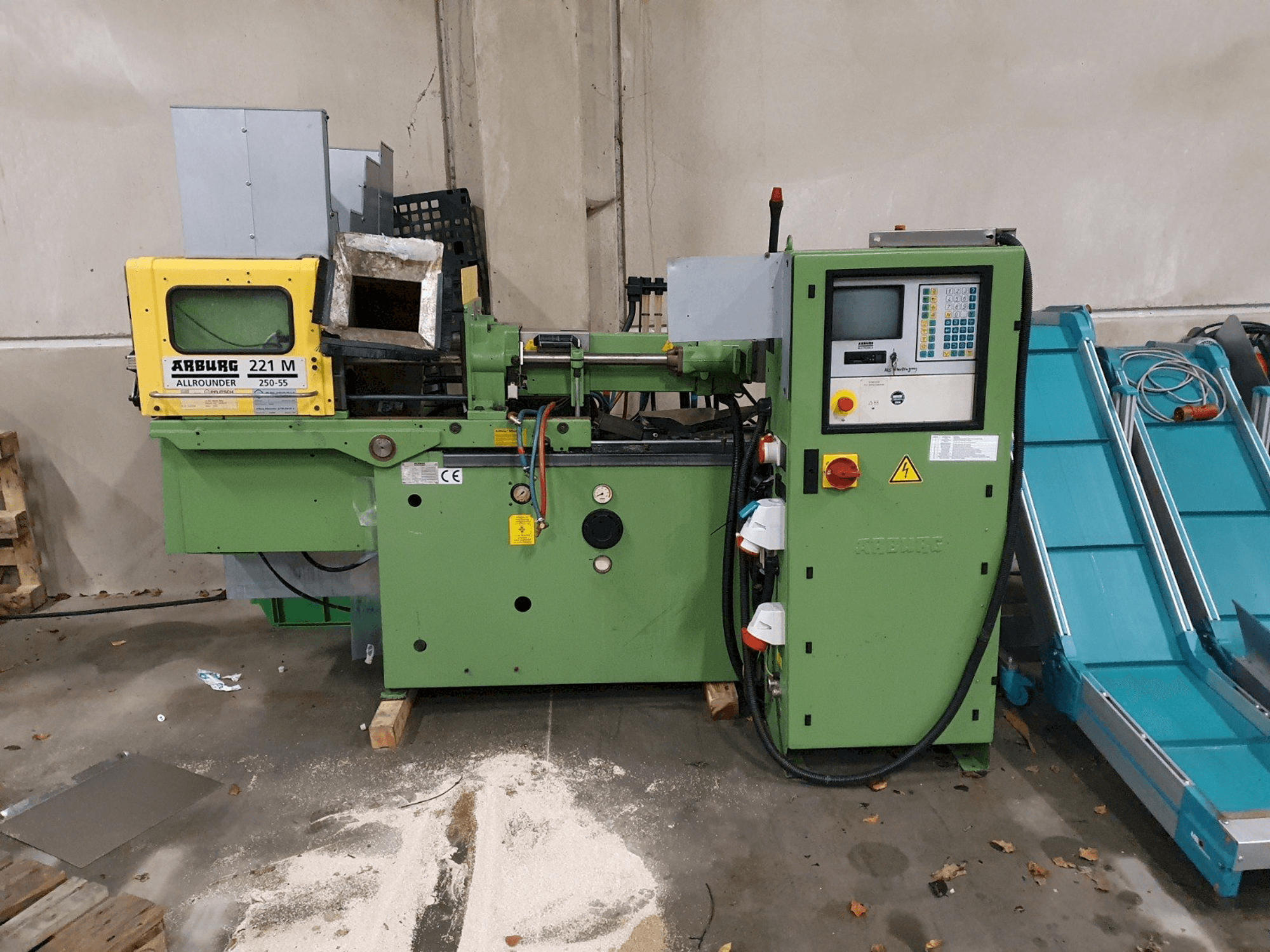Čelní pohled na Arburg Allrounder 221 M 250-55 stroj