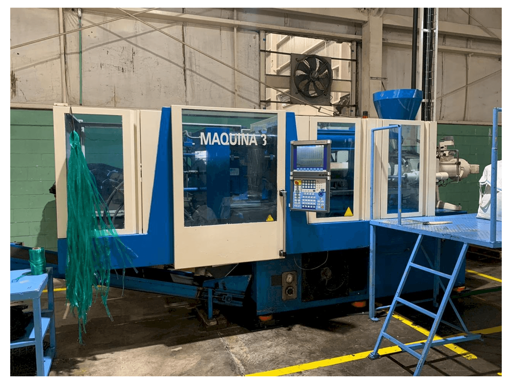 Čelní pohled na Krauss Maffei 160/750 CX stroj