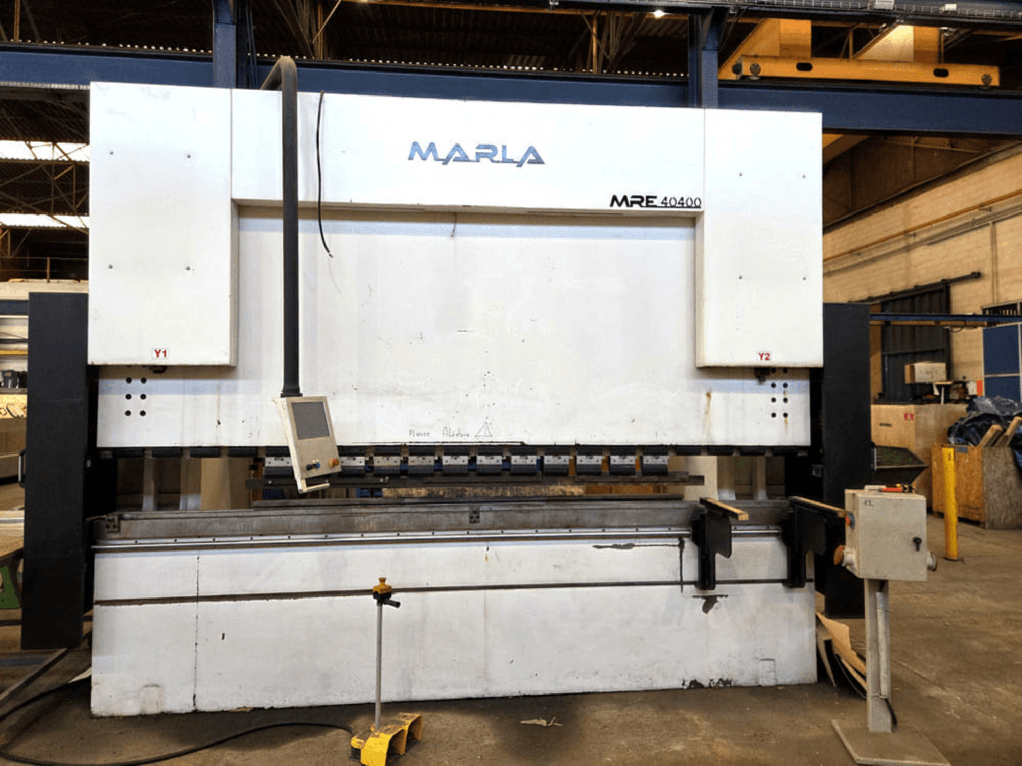 Pohled zepředu na ohraňovací lis MARLA MRE.40400 s ovládacím panelem, hydraulickým systémem a pracovním stolem.