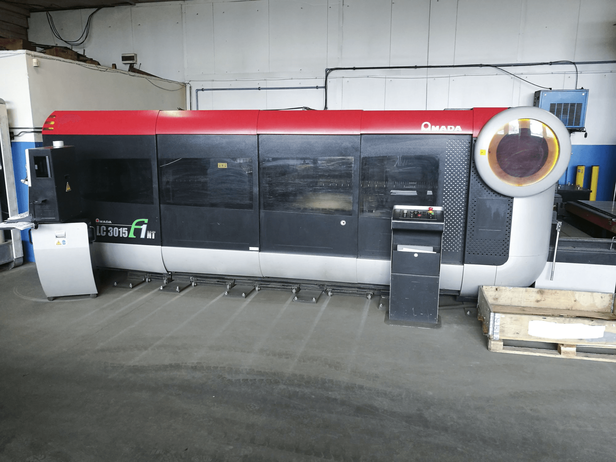 Čelní pohled na AMADA LC3015 F1NT stroj