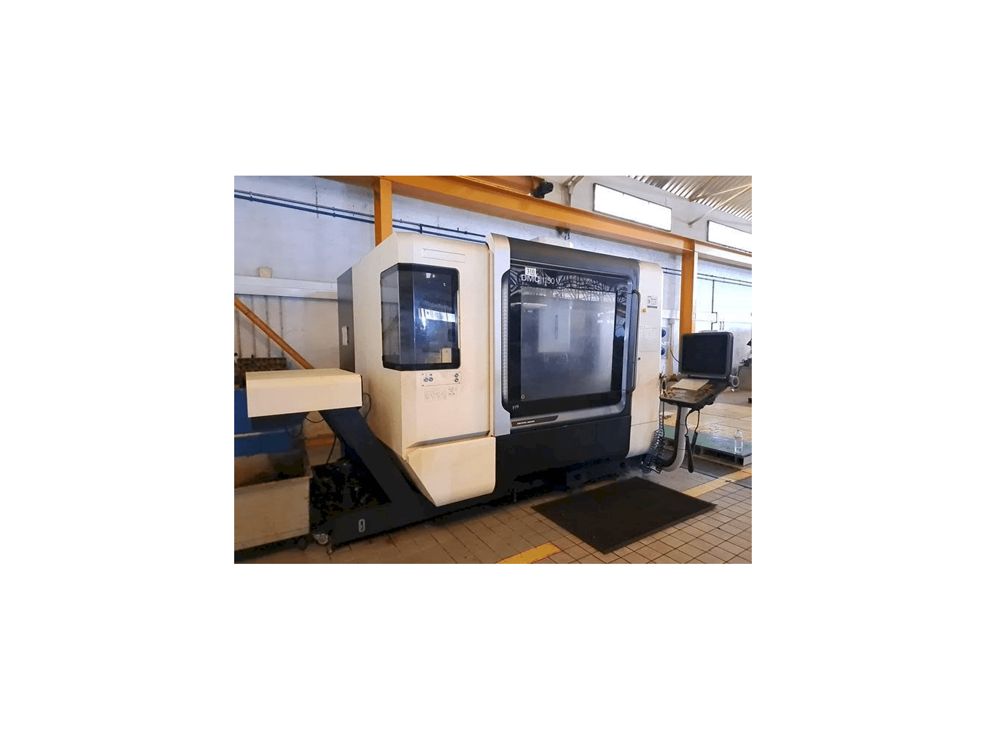 Čelní pohled na DMG MORI DMC 1150V stroj