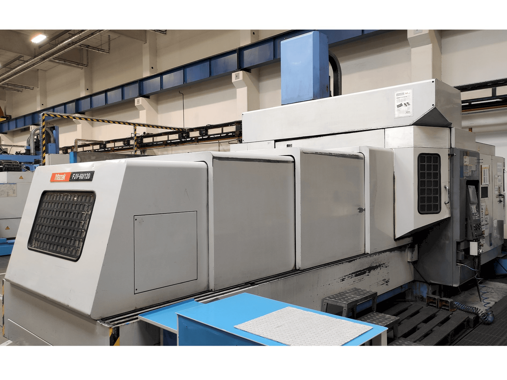 Čelní pohled na Mazak FJV 60/120 stroj