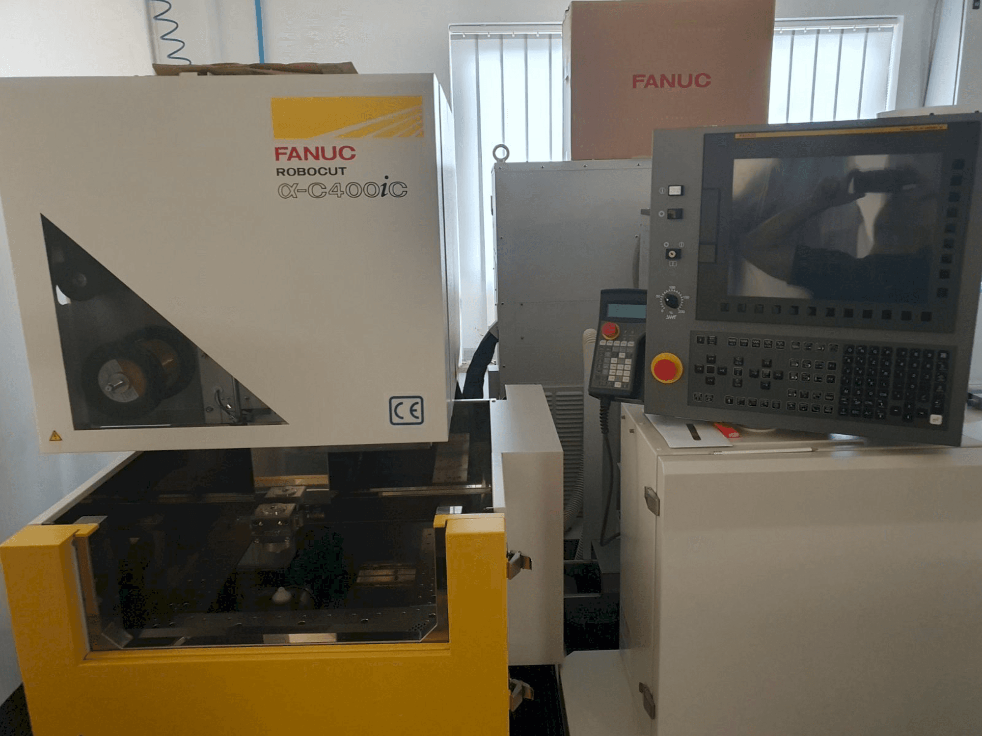 Čelní pohled na FANUC Robocut C400iC stroj
