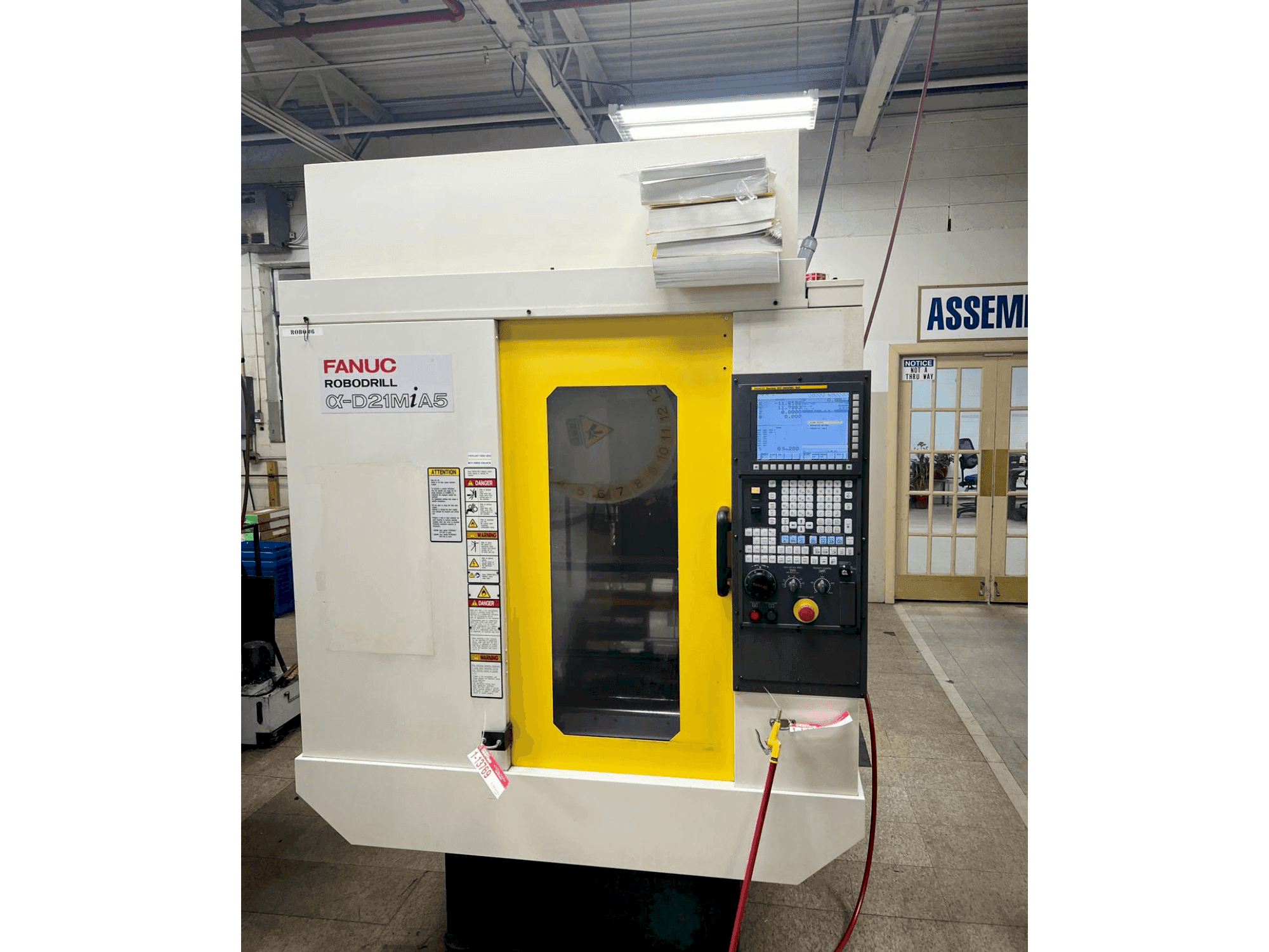 Čelní pohled na FANUC Robodrill D21MiA5 stroj