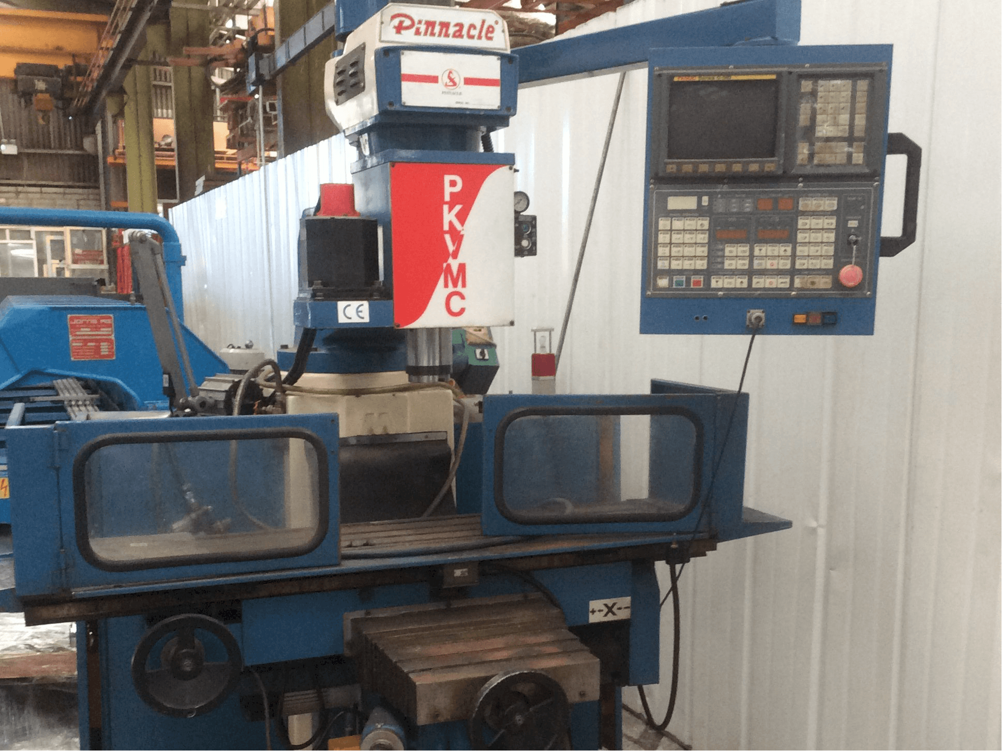 Čelní pohled na Pinnacle PKVMC stroj
