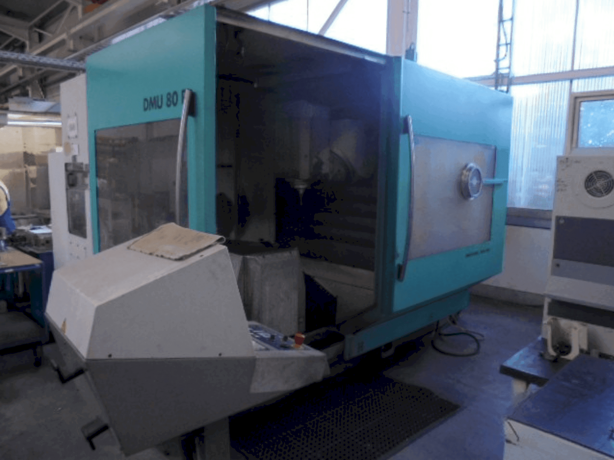 Čelní pohled na DECKEL MAHO DMU 80P stroj