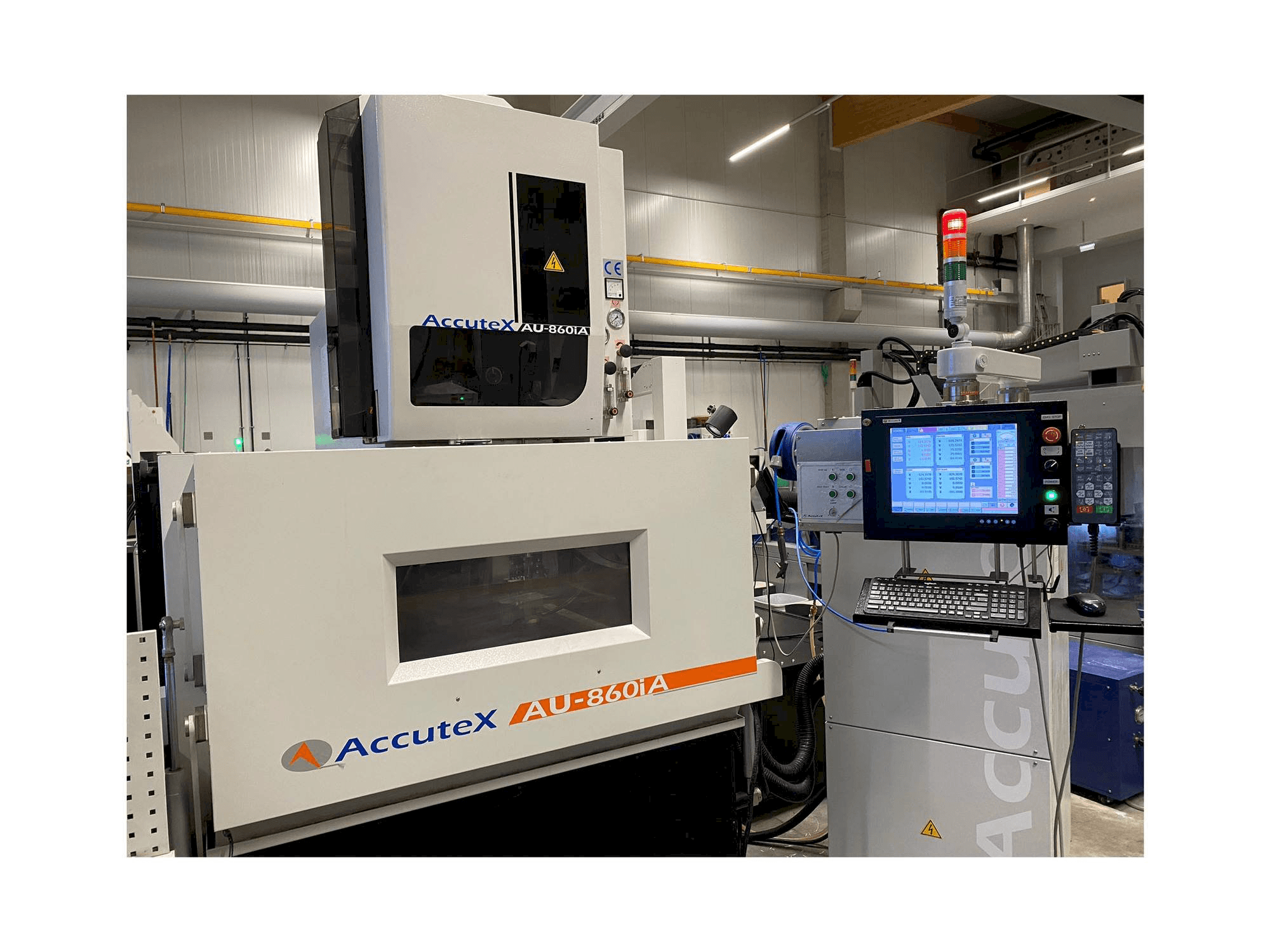 Čelní pohled na AccuteX AU-860iA stroj