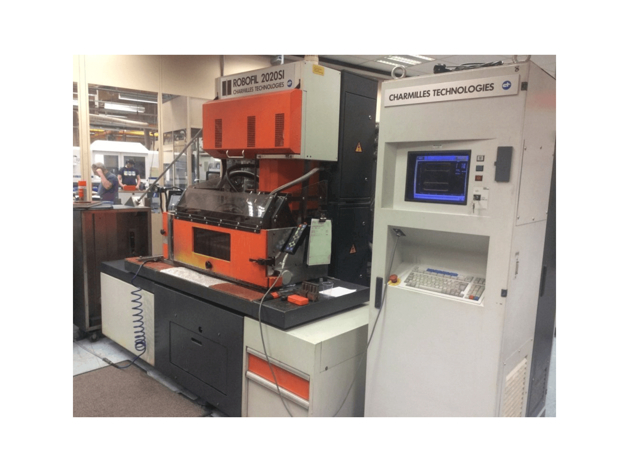 Čelní pohled na CHARMILLES Robofil 2020 SI stroj