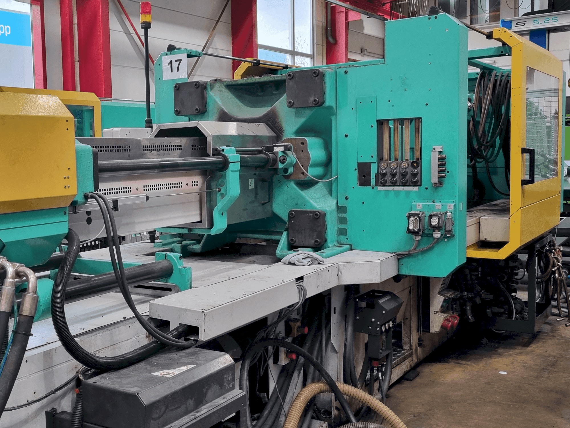 Čelní pohled na Arburg 630 S 2500-1300 ECO stroj