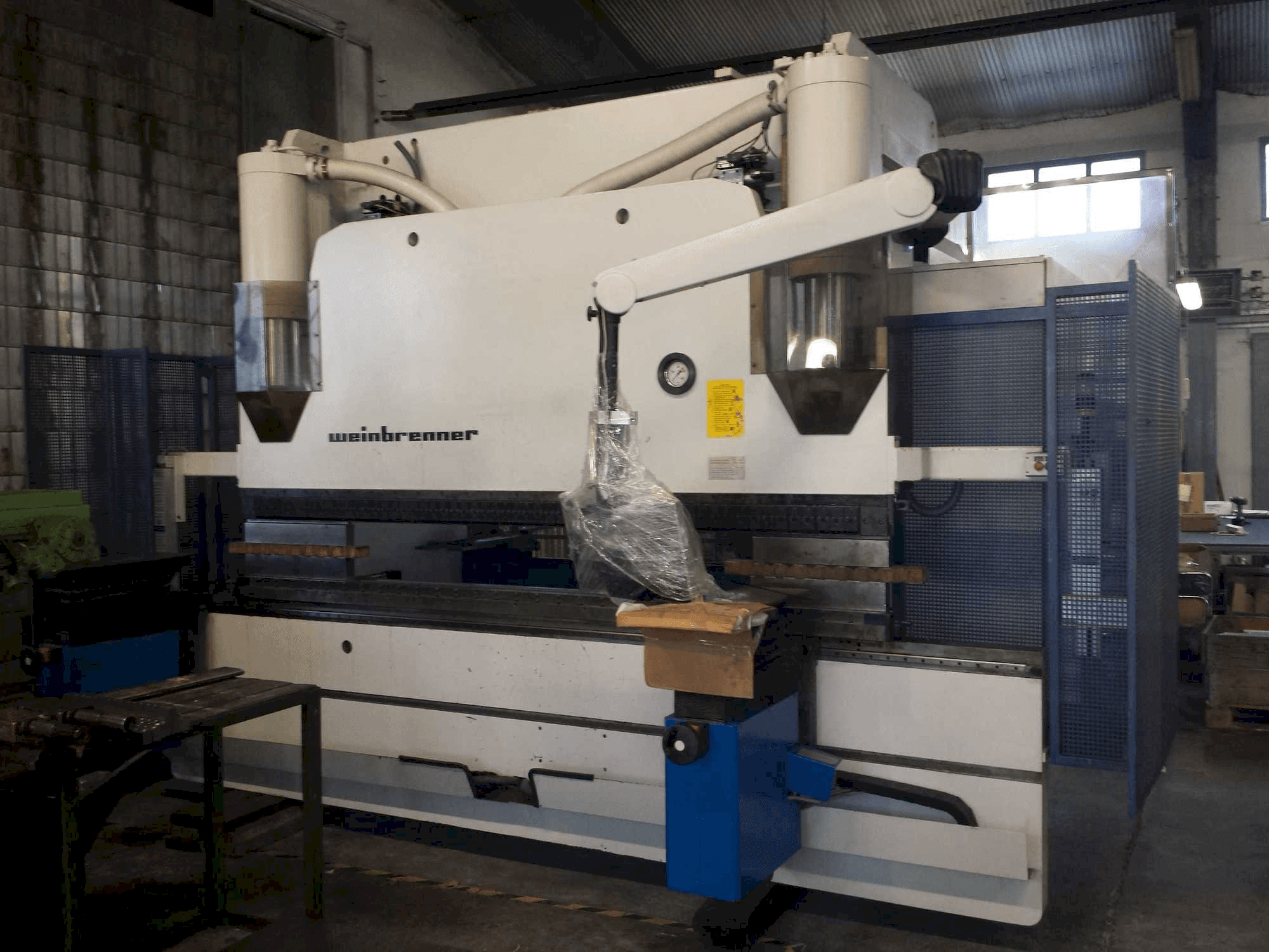 Čelní pohled na Weinbrenner GP 160 stroj