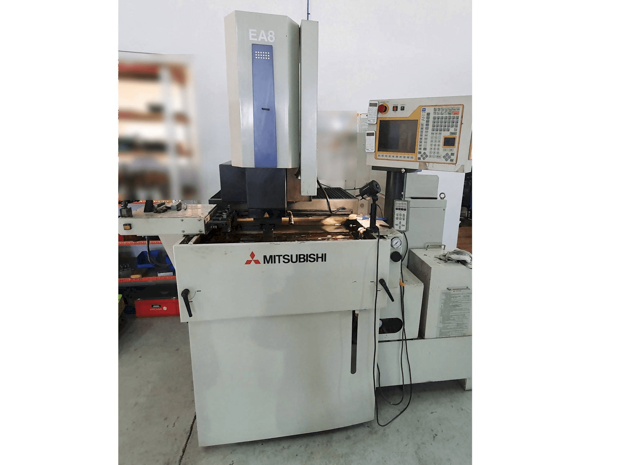 Čelní pohled na Mitsubishi EA8 stroj