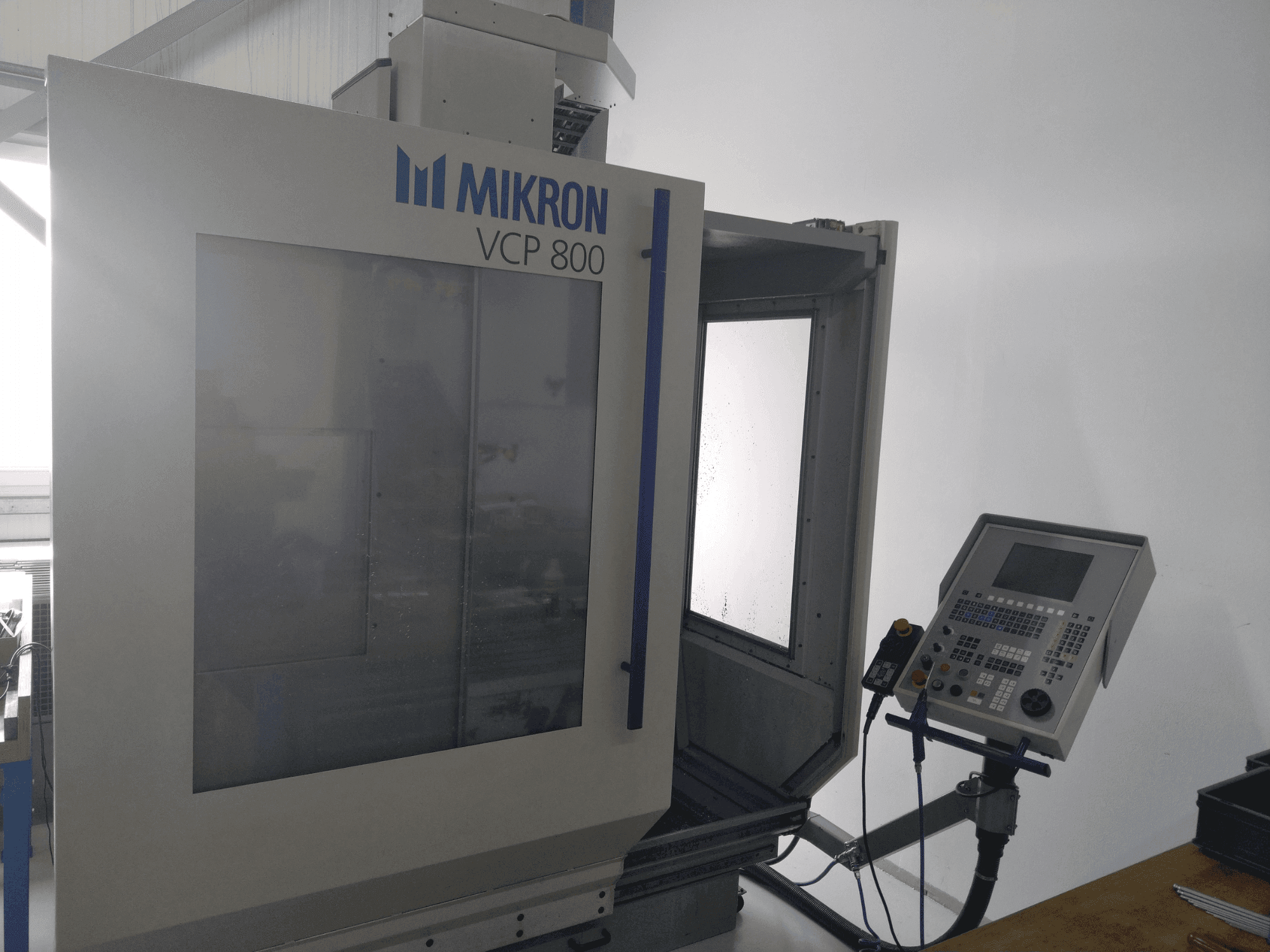 Čelní pohled na MIKRON VCP 800 stroj
