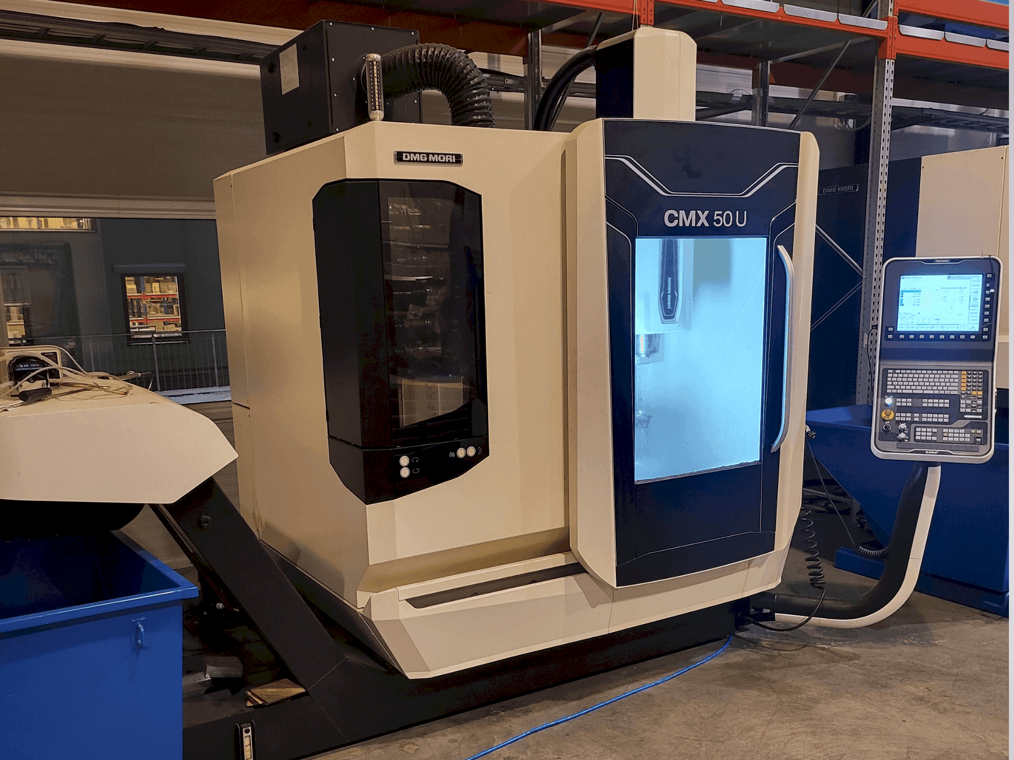 Čelní pohled na DMG MORI CMX 50U stroj