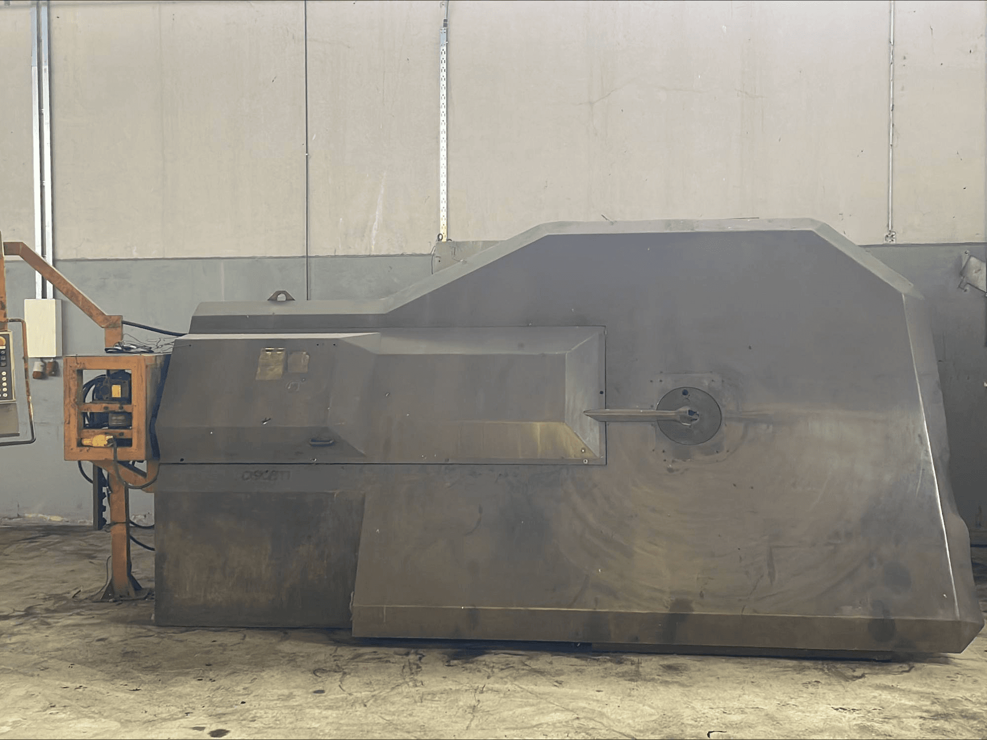 Čelní pohled na OSCAM MULTIBEND 16 stroj