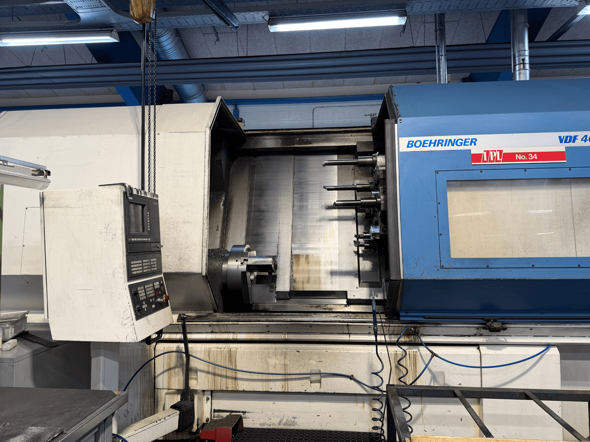 Horizontální soustruh BOEHRINGER VDF 400 CM, čelní pohled na ovládací panel a hlavní pracovní plochu.