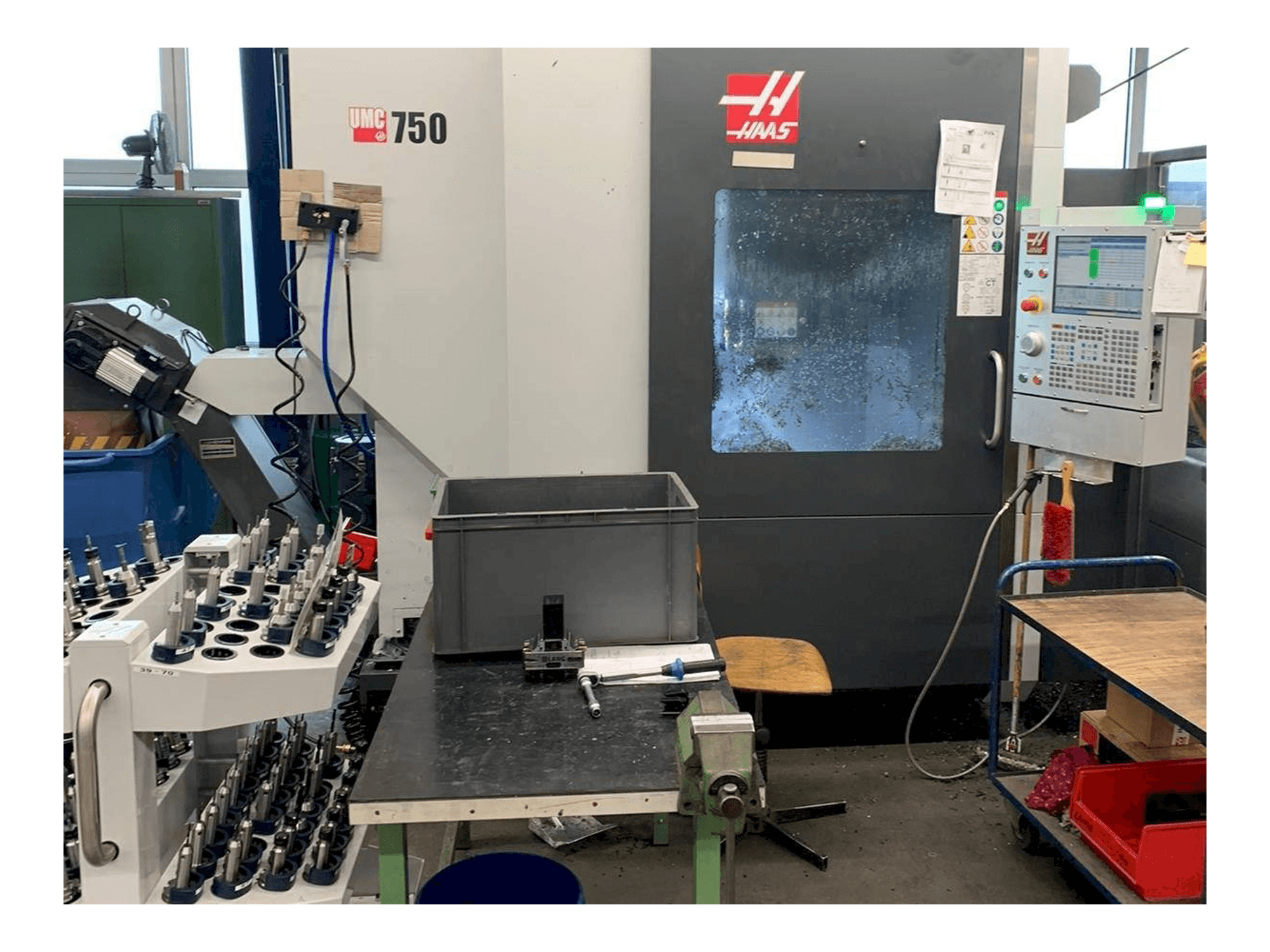 Čelní pohled na HAAS UMC - 750 stroj