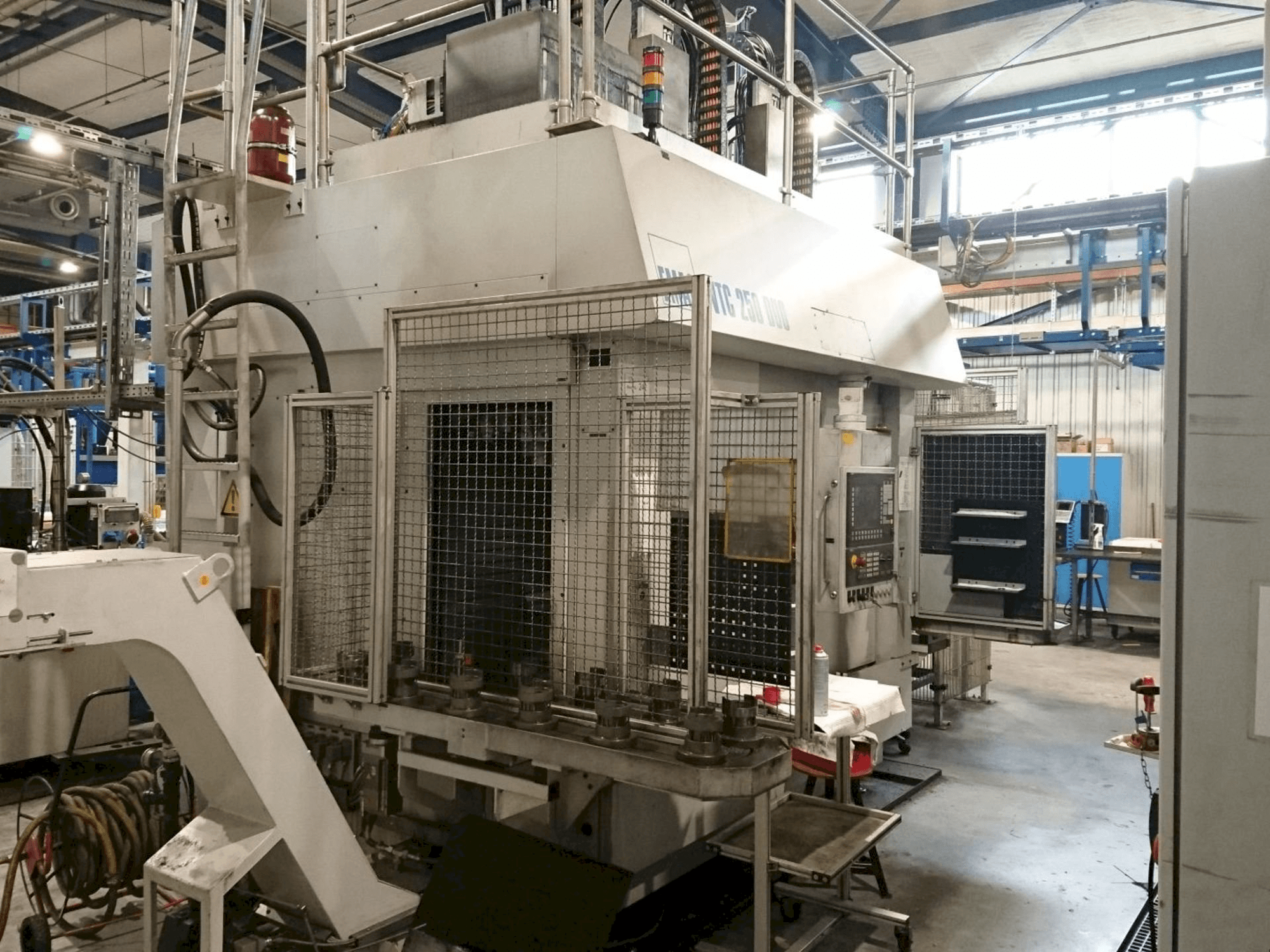 Čelní pohled na EMAG VTC 250 DUO stroj