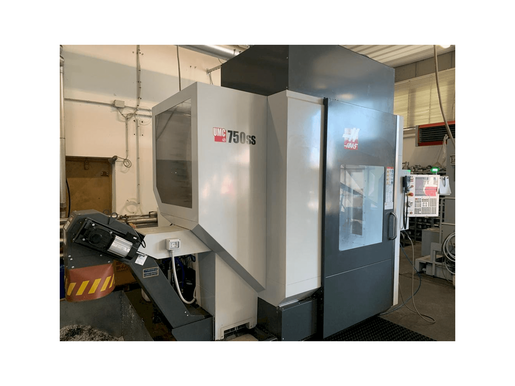 Čelní pohled na HAAS UMC 750SS stroj