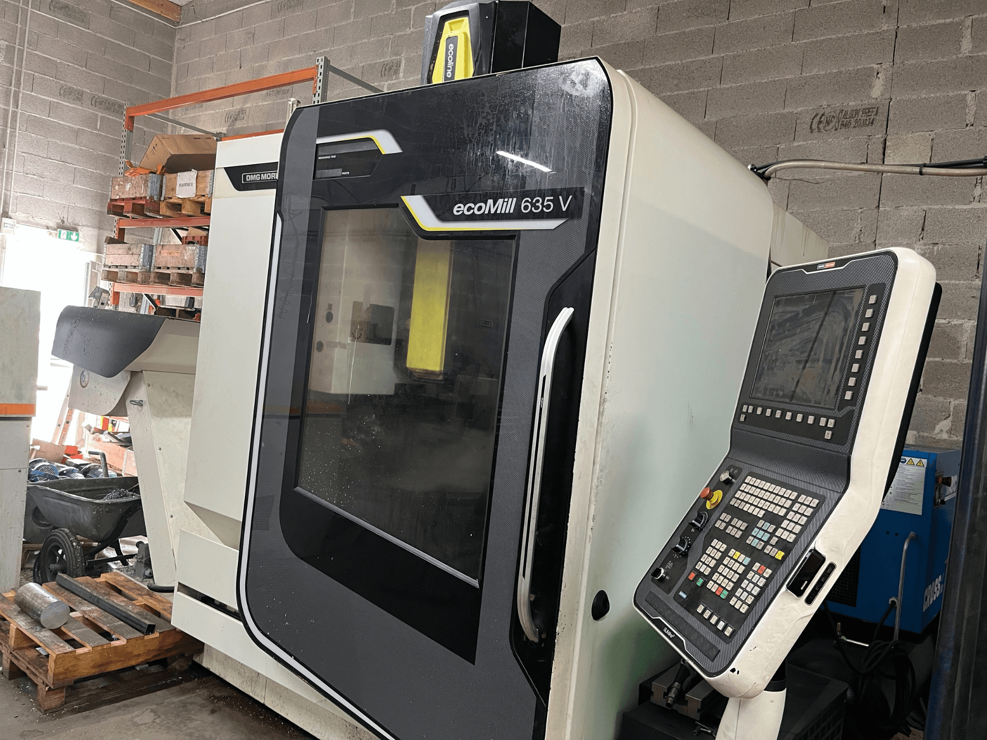 CNC frézka EcoMill 635 V, pohled zepředu, ovládací panel s tlačítky, umístěný v průmyslovém pracovním prostoru.