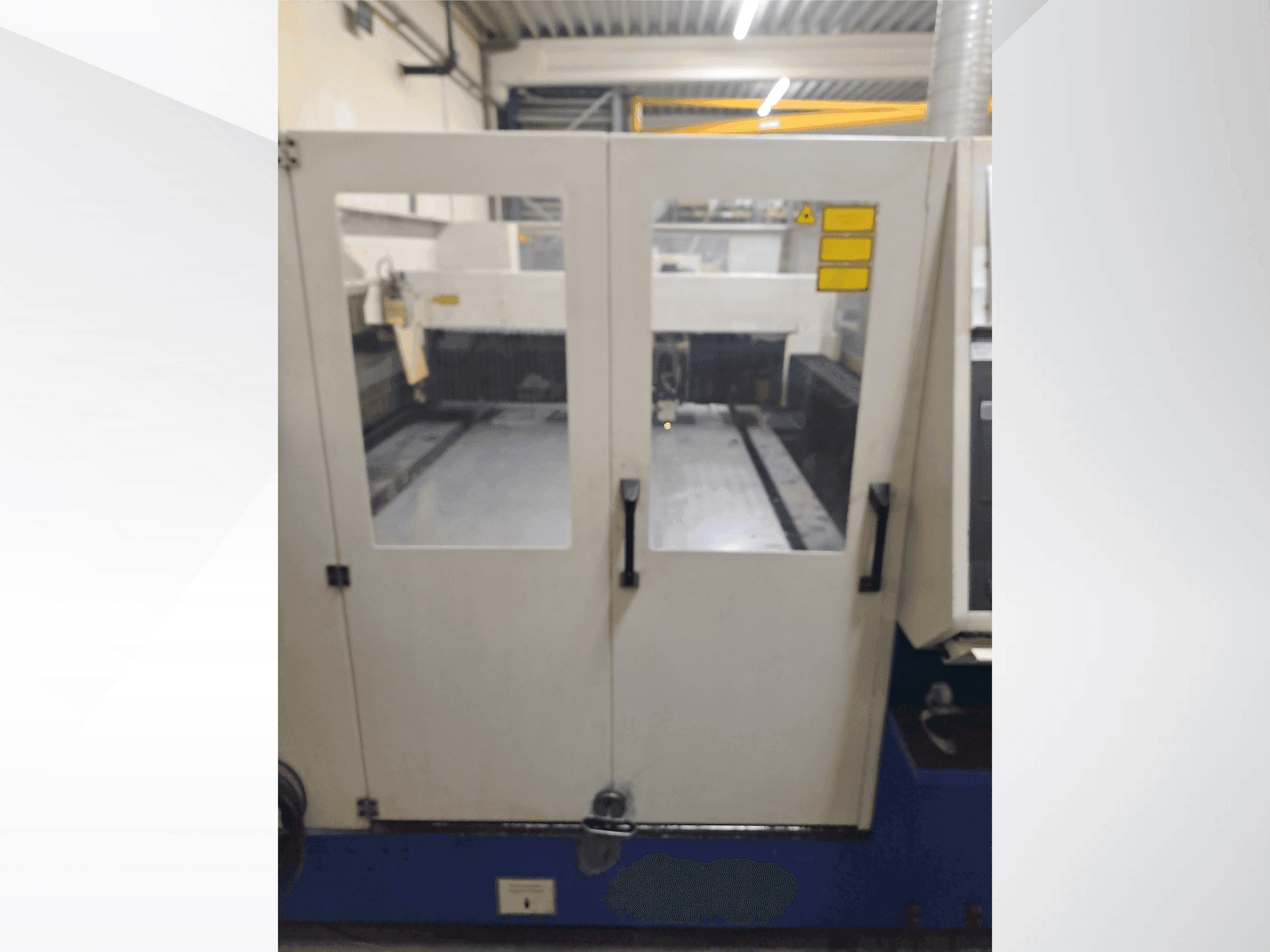 Čelní pohled na TRUMPF TRUMATIC 3030 stroj