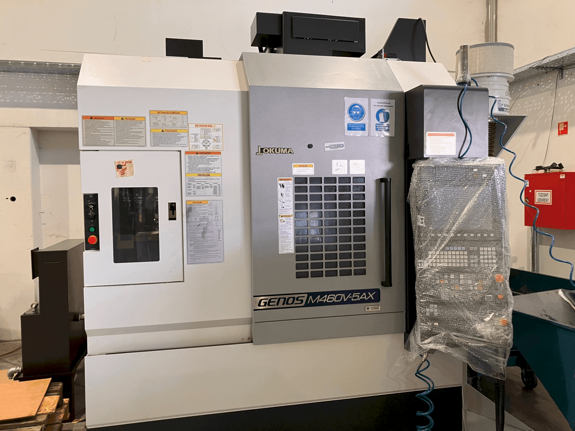 Čelní pohled na Okuma GENOS M460V-5AX stroj