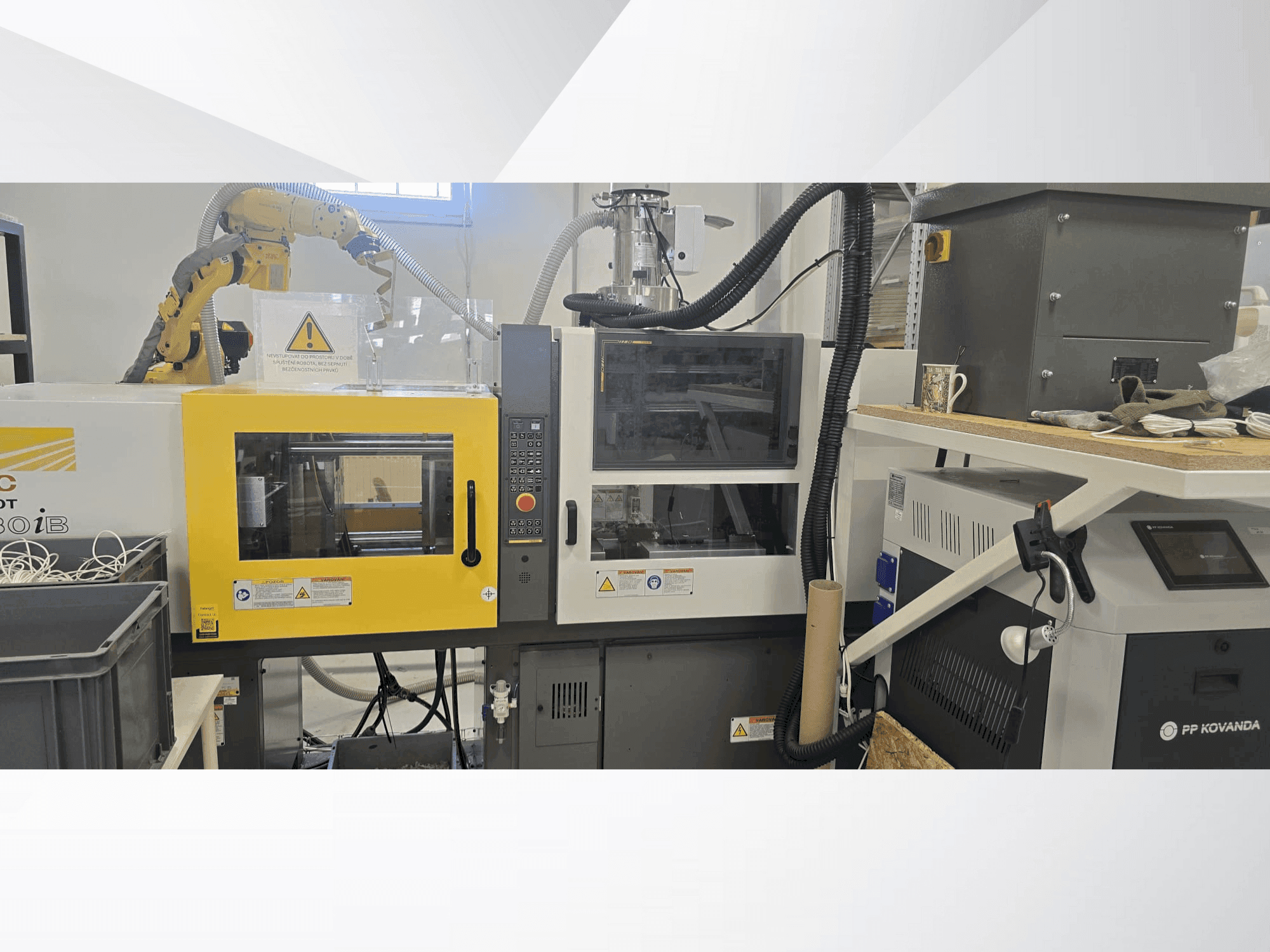 Čelní pohled na FANUC Roboshot alpha-i30B stroj