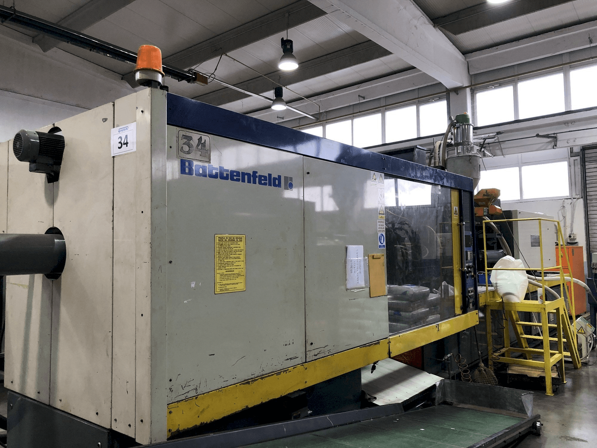 Levý boční pohled na Battenfeld BK-T 5000-4000 stroj