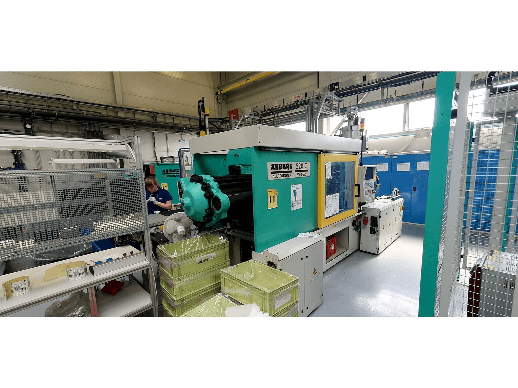 Čelní pohled na Arburg Allrounder 520 C 2000-675 stroj