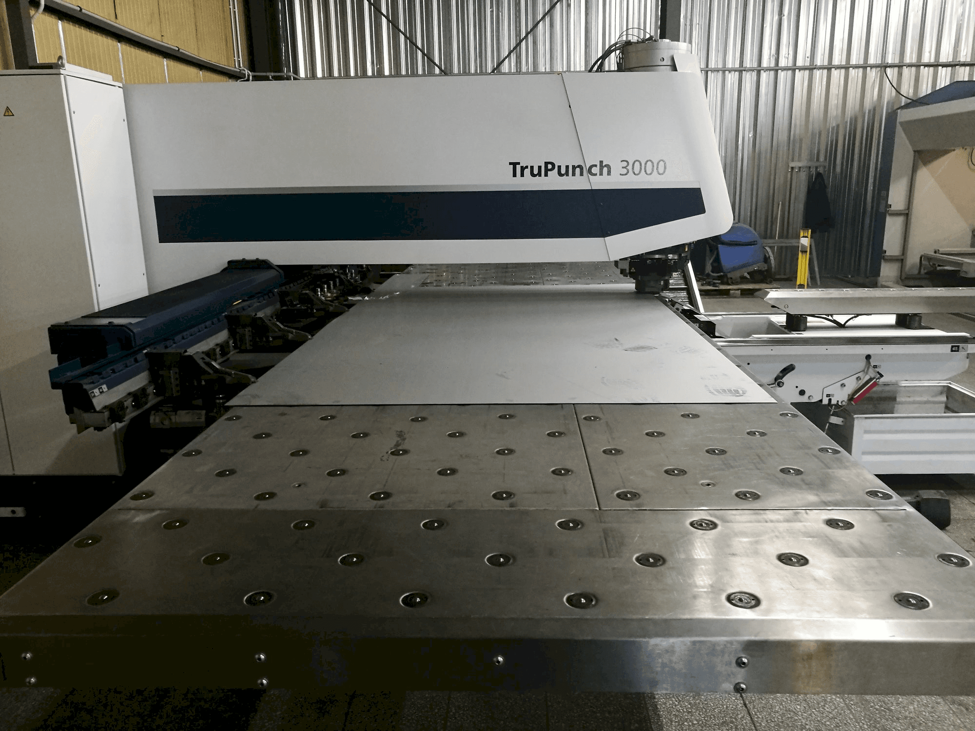 Levý boční pohled na Trumpf TruPunch 3000 stroj