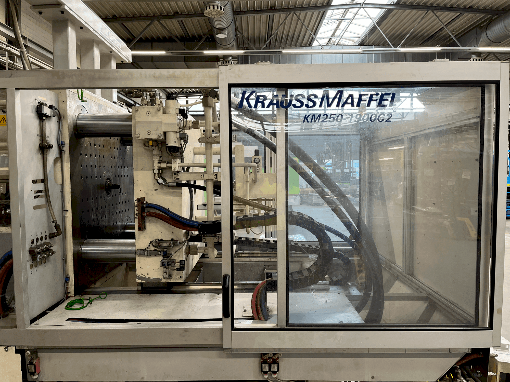 Čelní pohled na Krauss Maffei 250-1900 C2 stroj