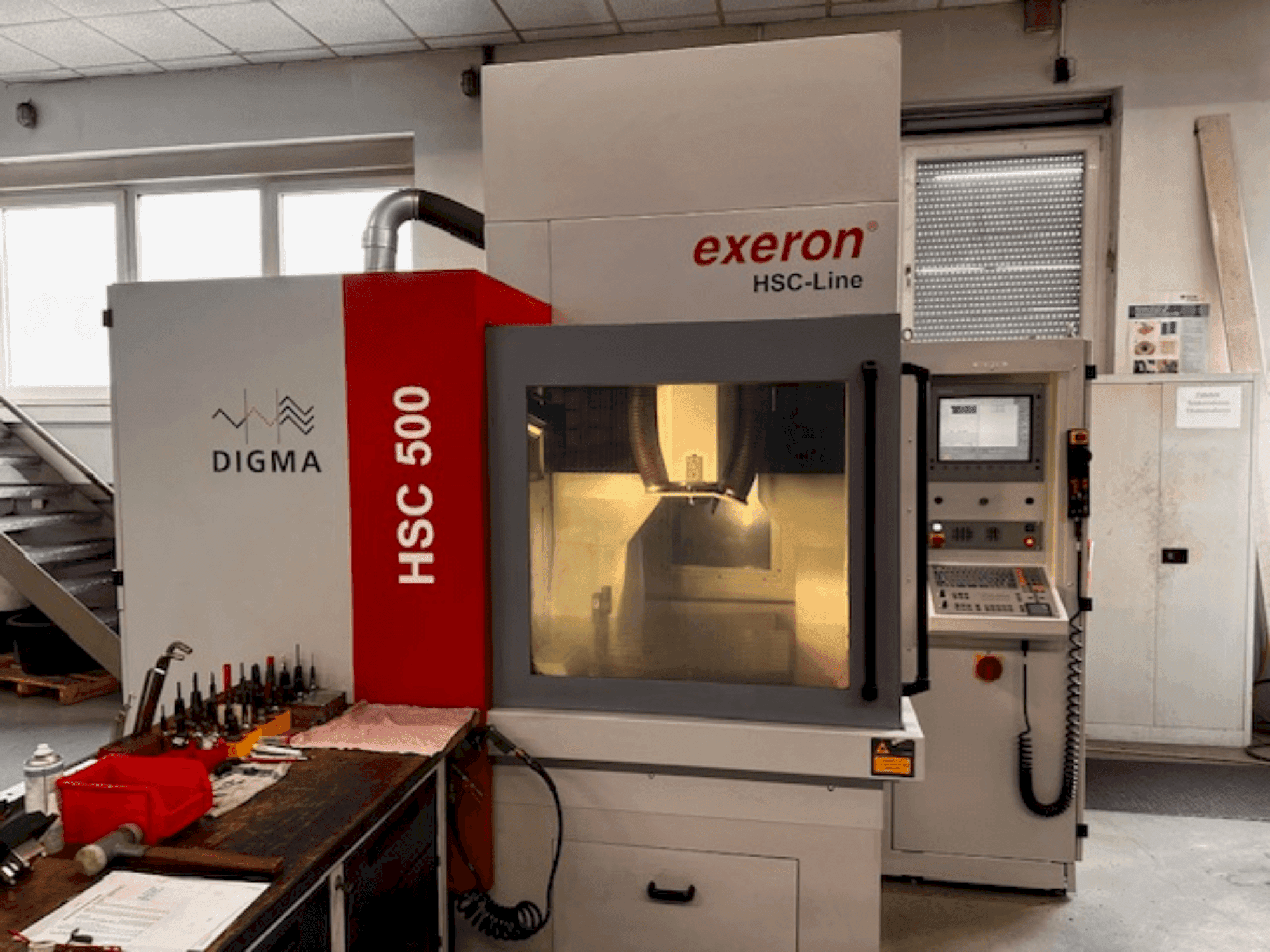 Čelní pohled na Exeron HSC-Line 500 stroj