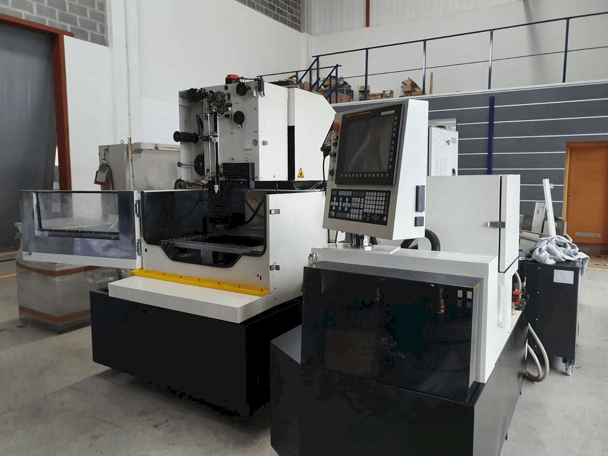 Čelní pohled na FANUC Robocut α-1iE stroj