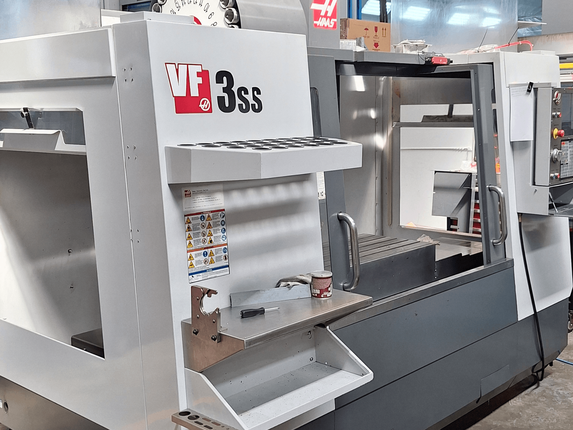 Vertikální obráběcí centrum Haas VF-3SS, pohled zepředu, ovládací panel, držák nástrojů a pracovní plocha.