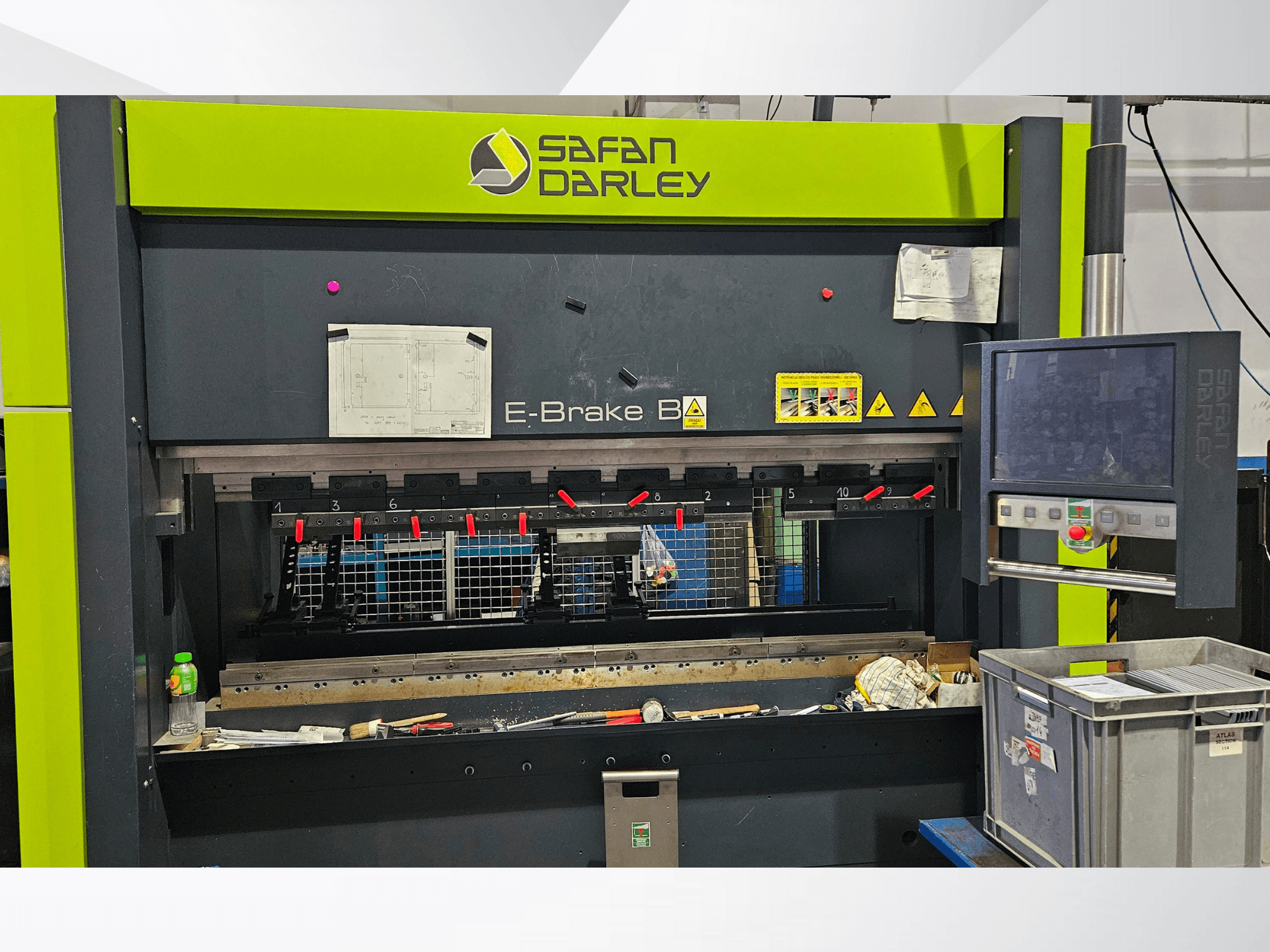 Hydraulická lisovací brzda Safan Darley E-Brake B4 v čelním pohledu, s ovládacími prvky, bezpečnostními kryty a různými svorkami.