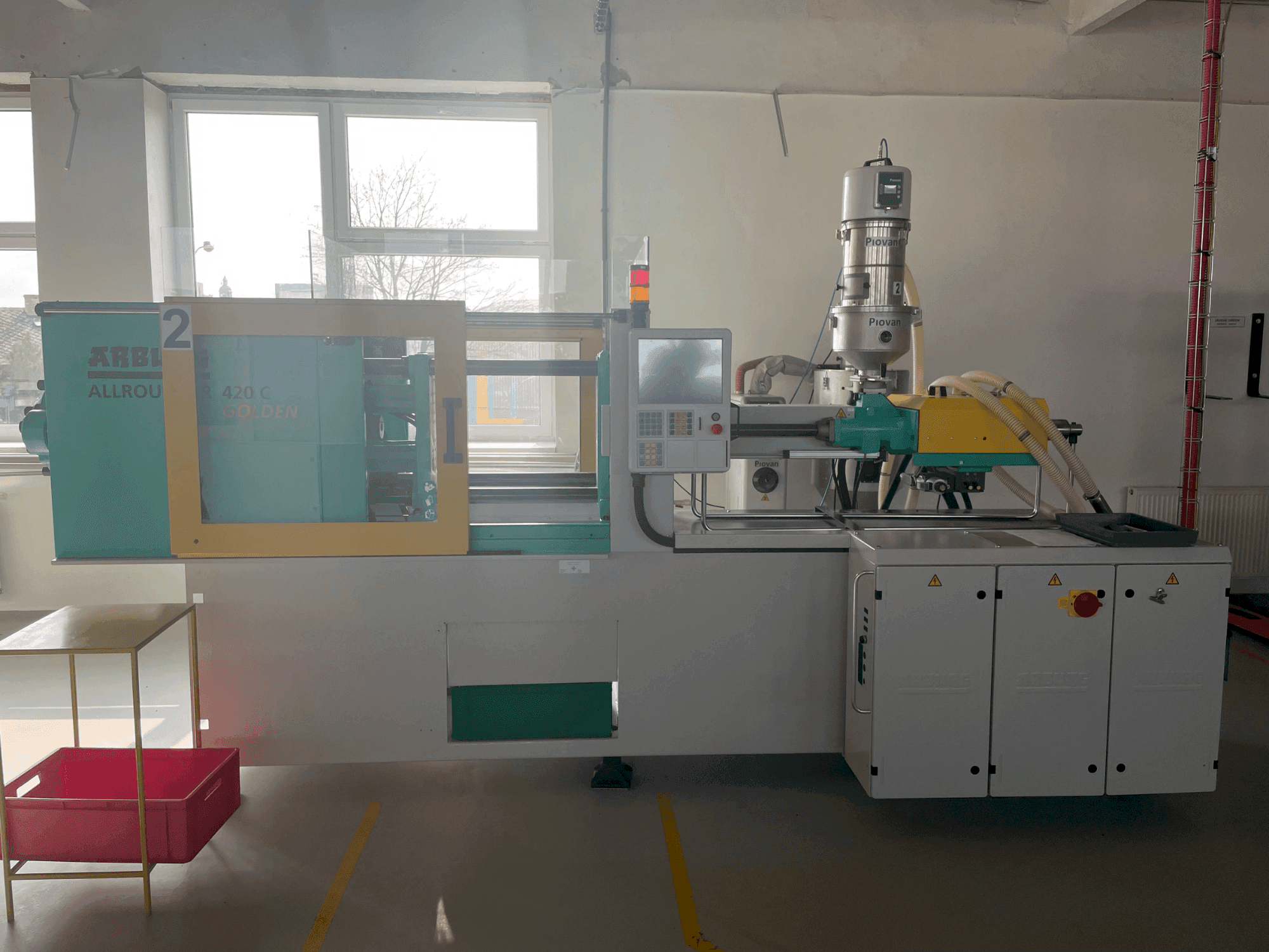 Čelní pohled na Arburg Allrounder 420C 1000-290 stroj
