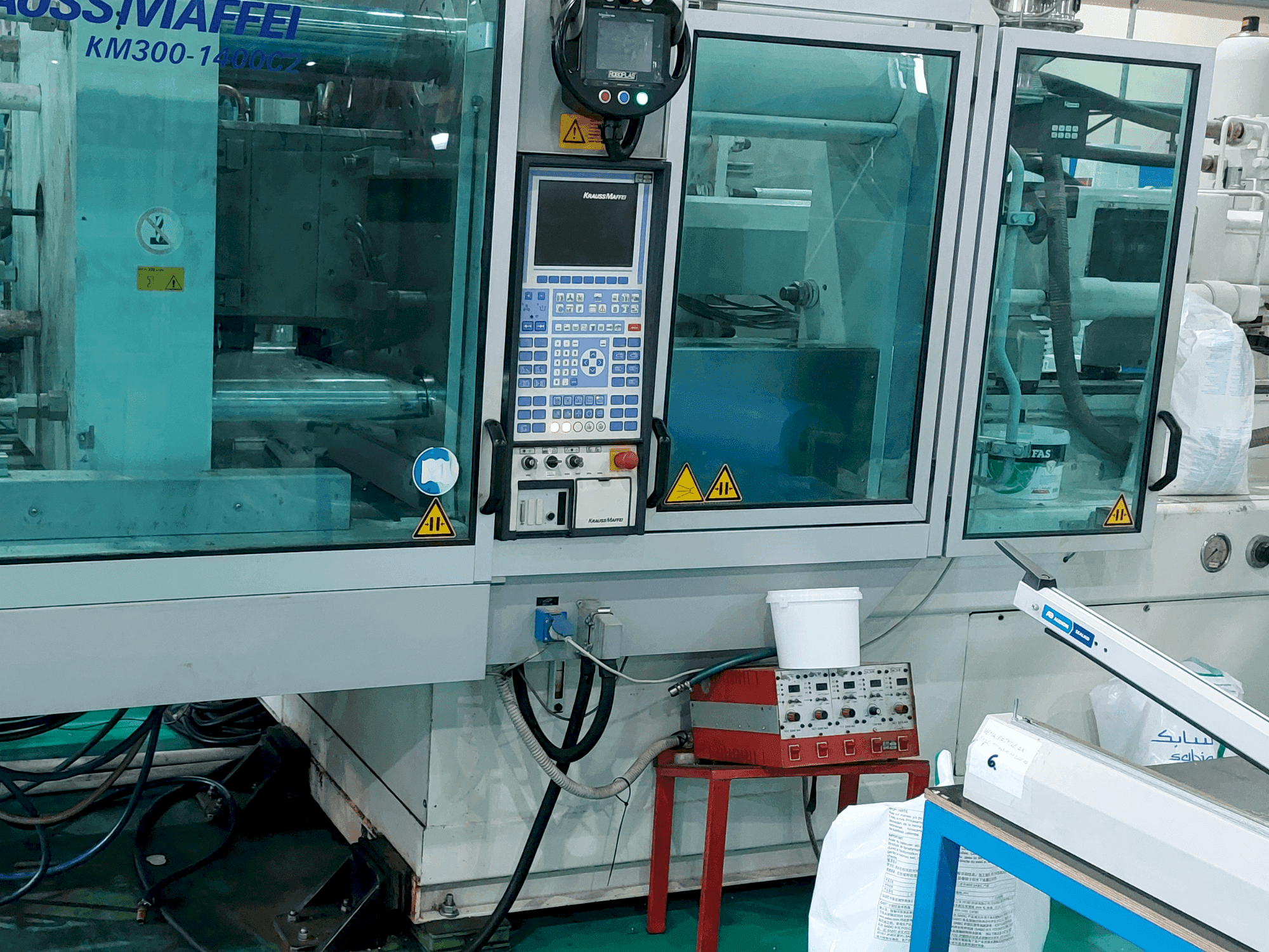 Čelní pohled na Krauss Maffei 300 – 1400 C2 stroj