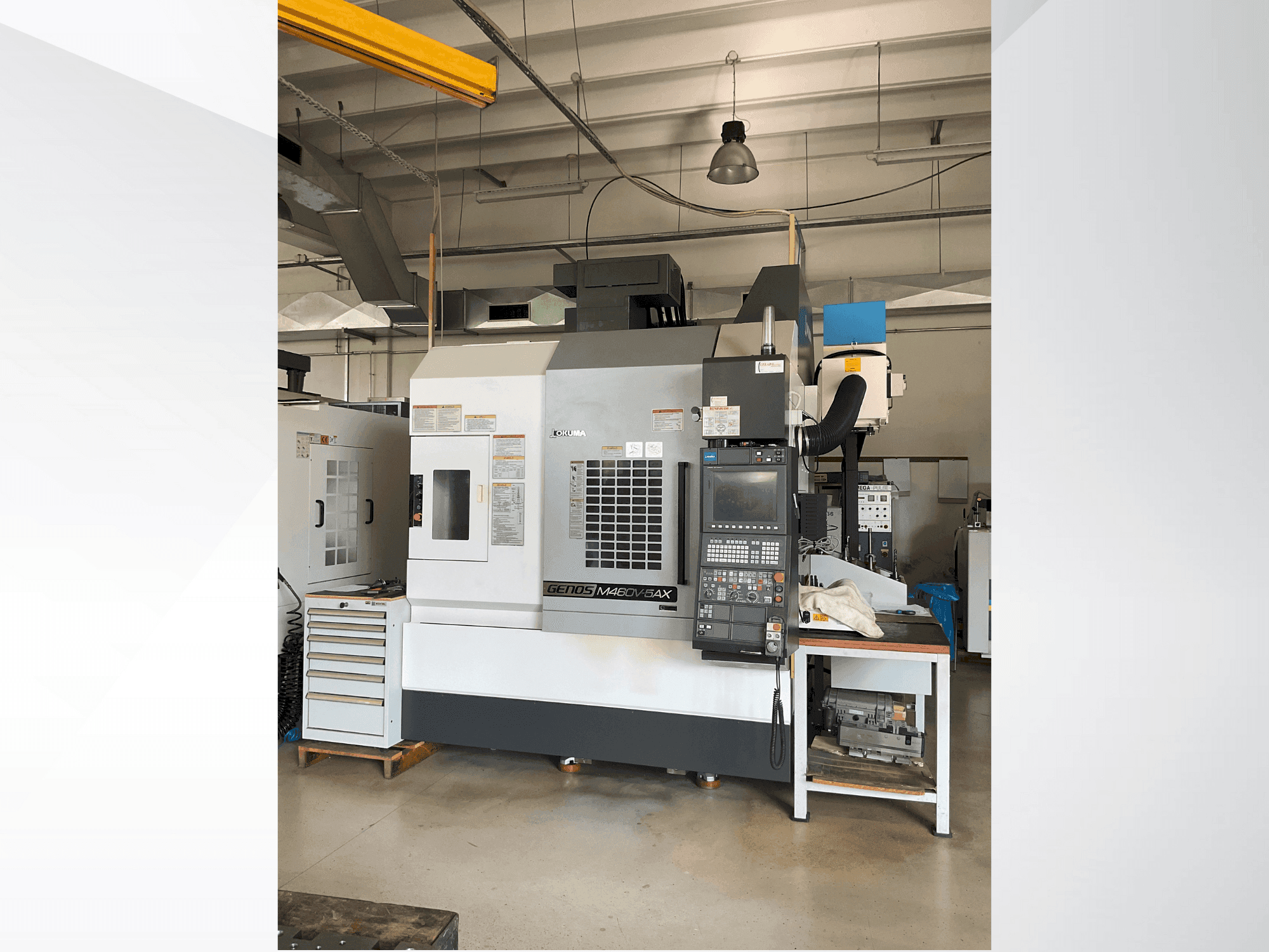 Čelní pohled na Okuma GENOS M460V-5AX stroj