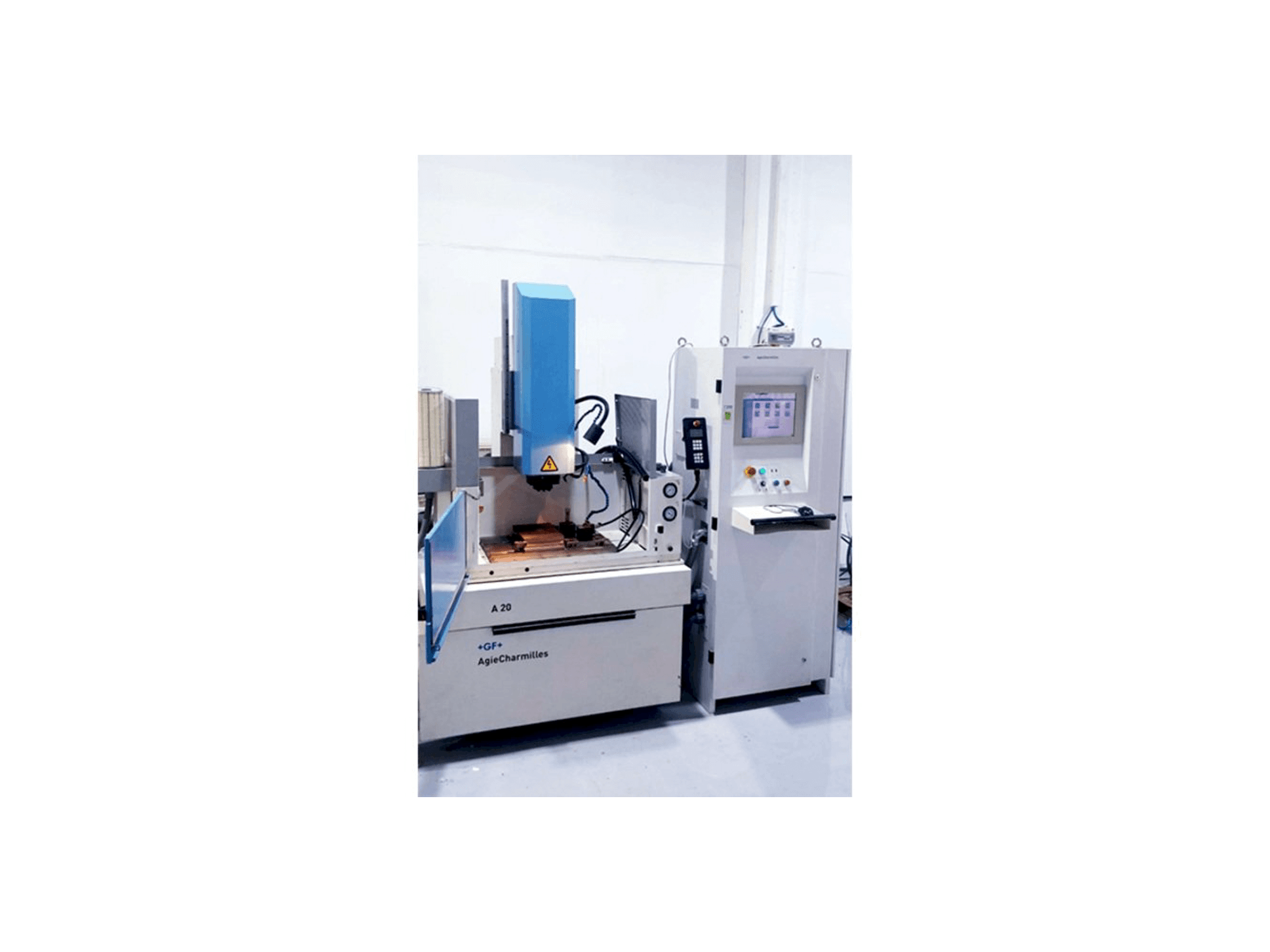 Čelní pohled na AgieCharmilles SA20 stroj