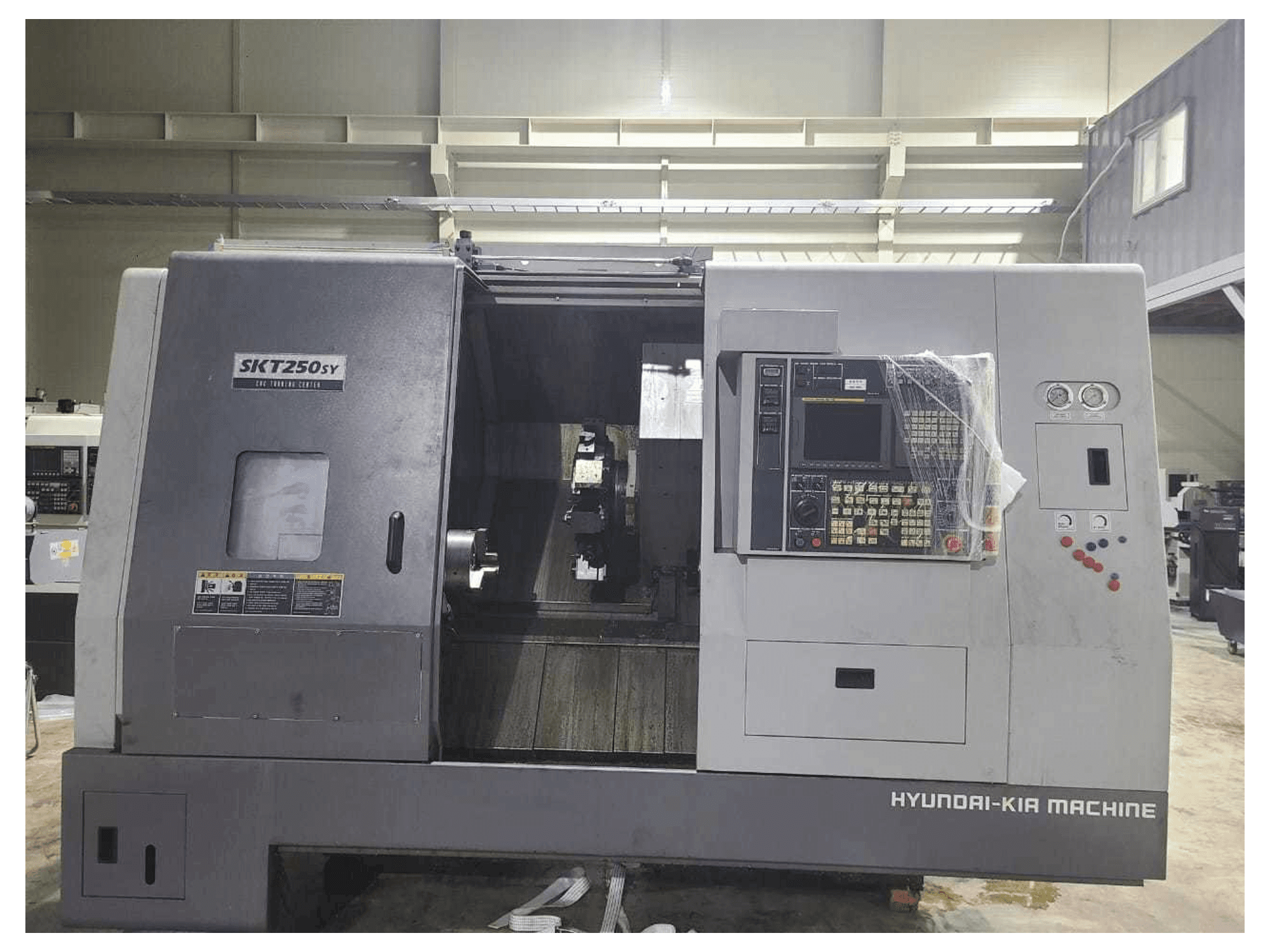 Čelní pohled na Hyundai Kia SKT250SY stroj