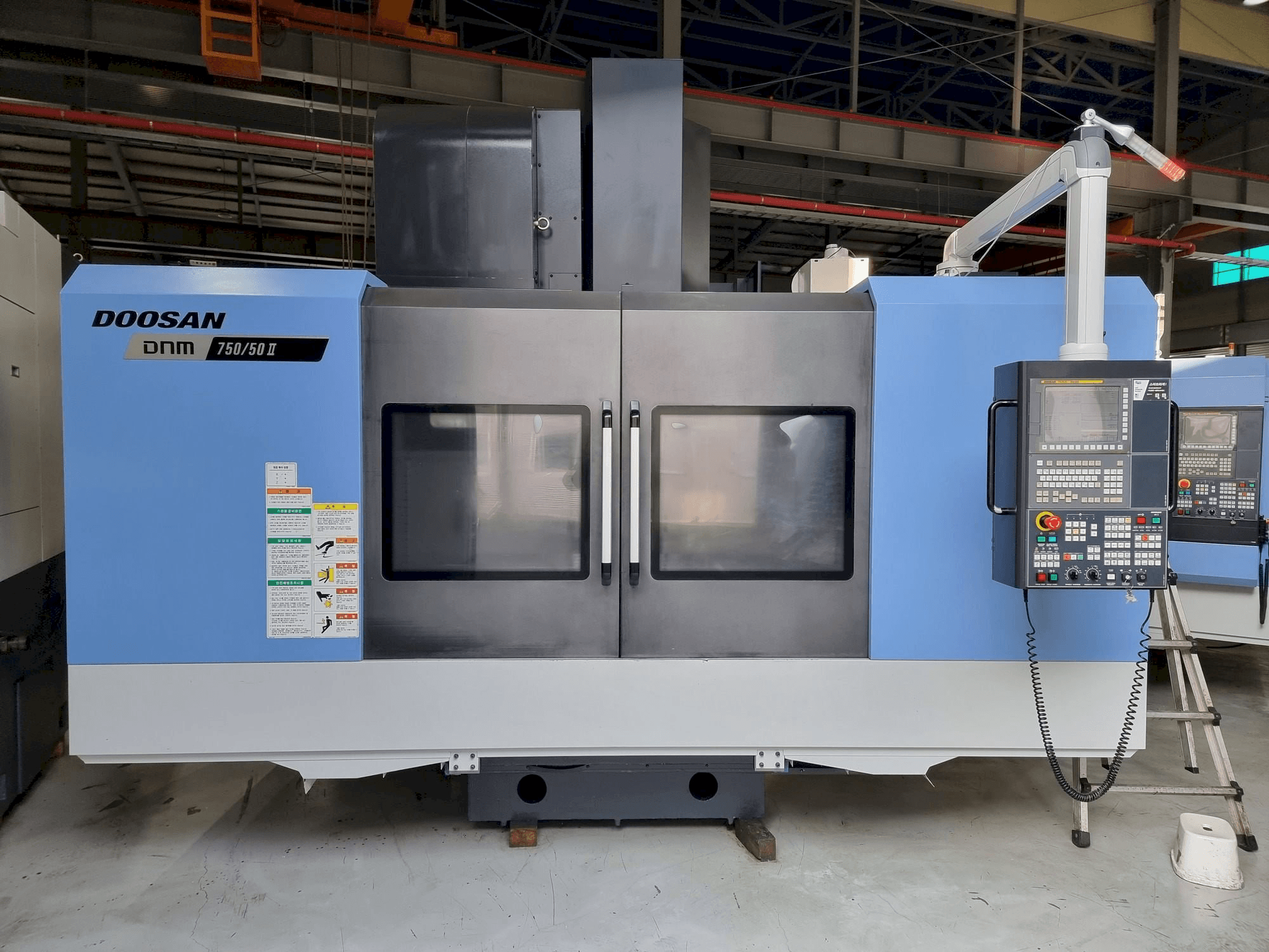 Čelní pohled na Doosan DNM750/50 II stroj