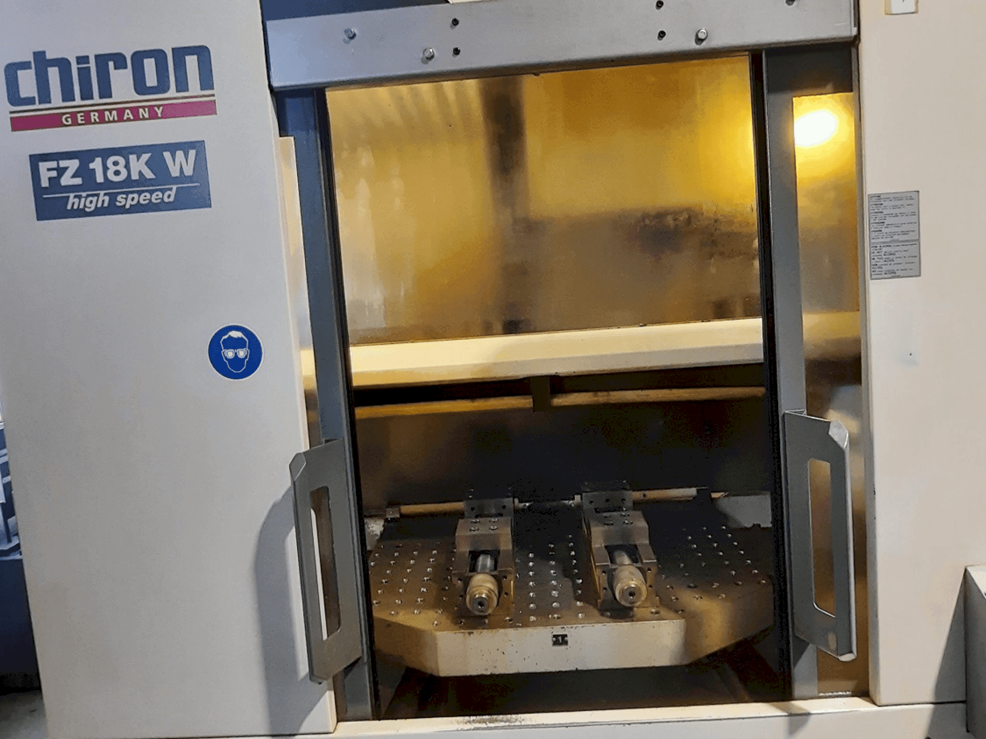 Čelní pohled na CHIRON FZ 18 KW stroj