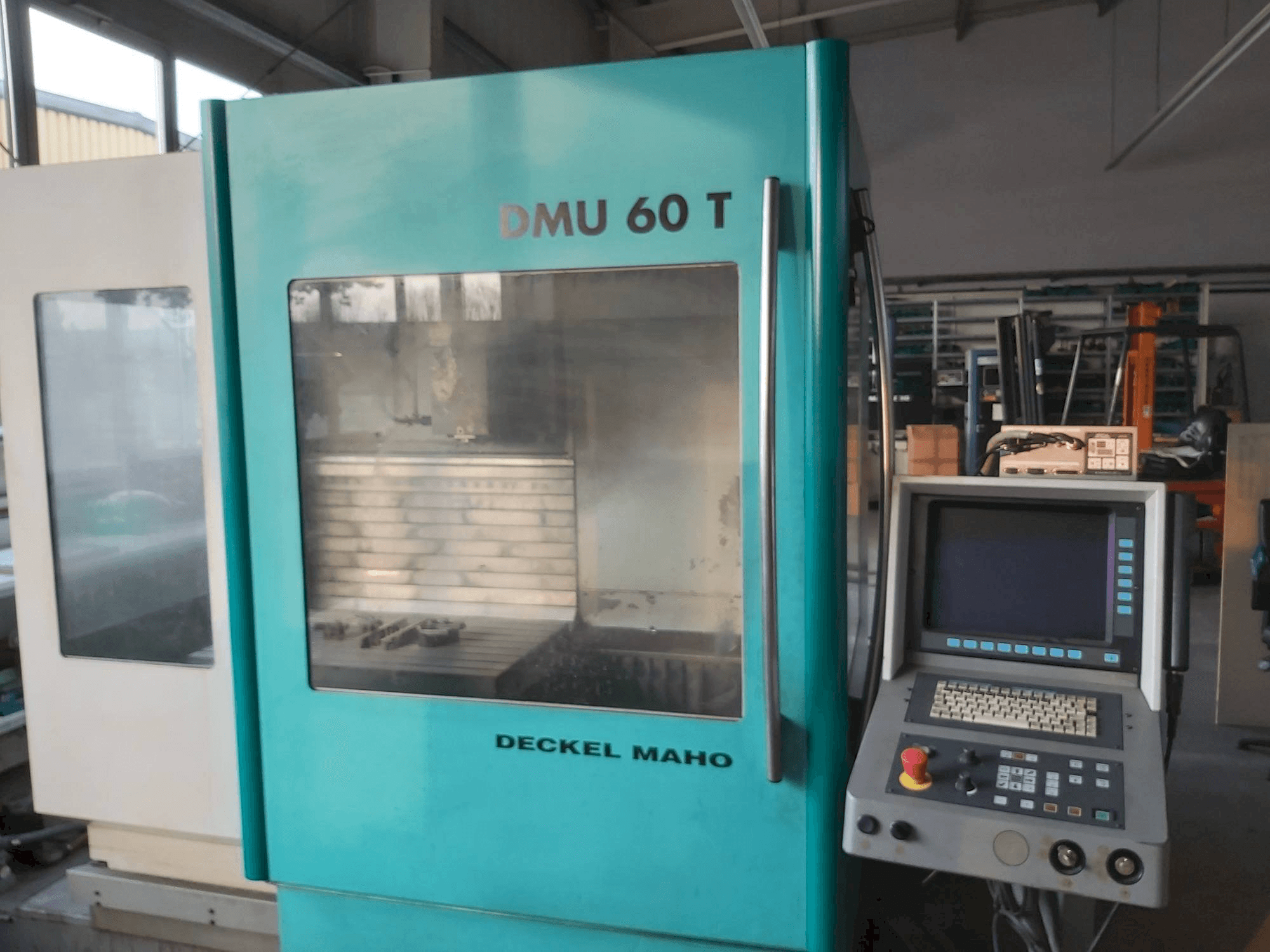 Čelní pohled na DECKEL MAHO DMU 60 T stroj