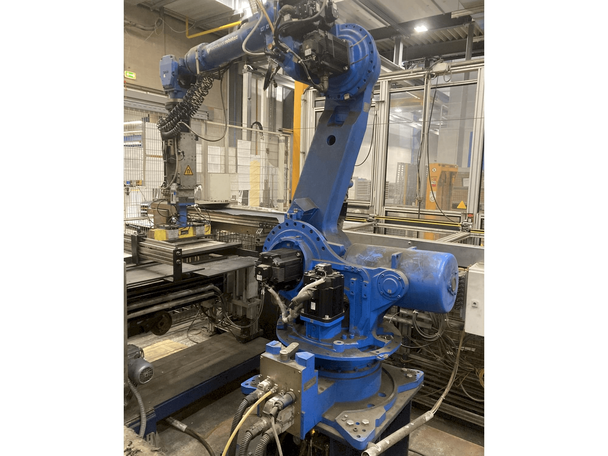 Čelní pohled na Yaskawa Motoman ES165 stroj