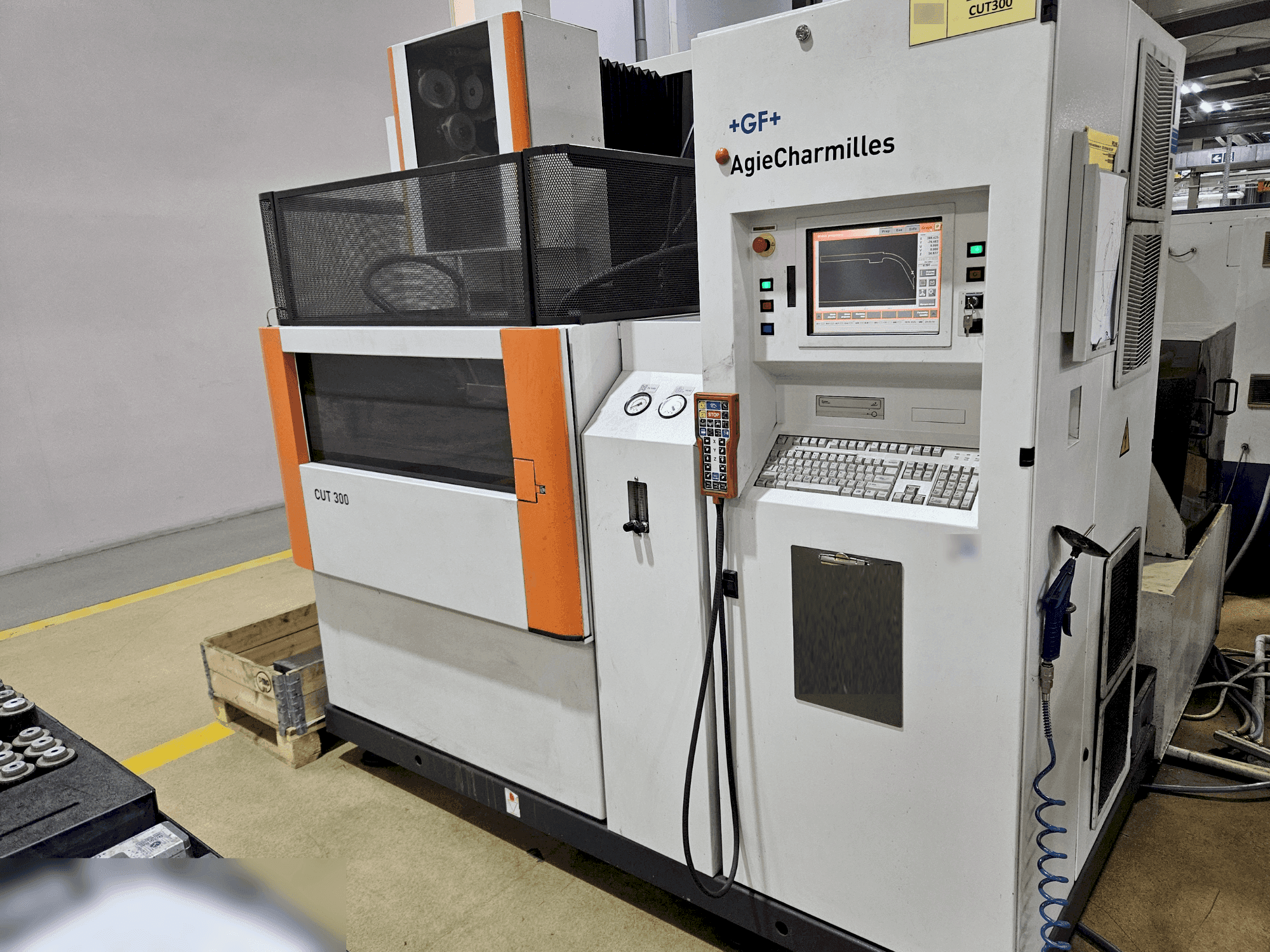 Čelní pohled na AgieCharmilles CUT 300 stroj