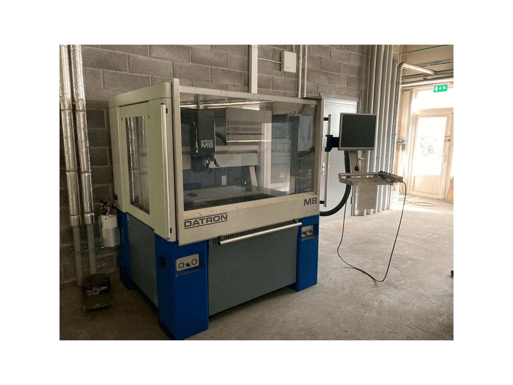 Čelní pohled na Datron M8A stroj