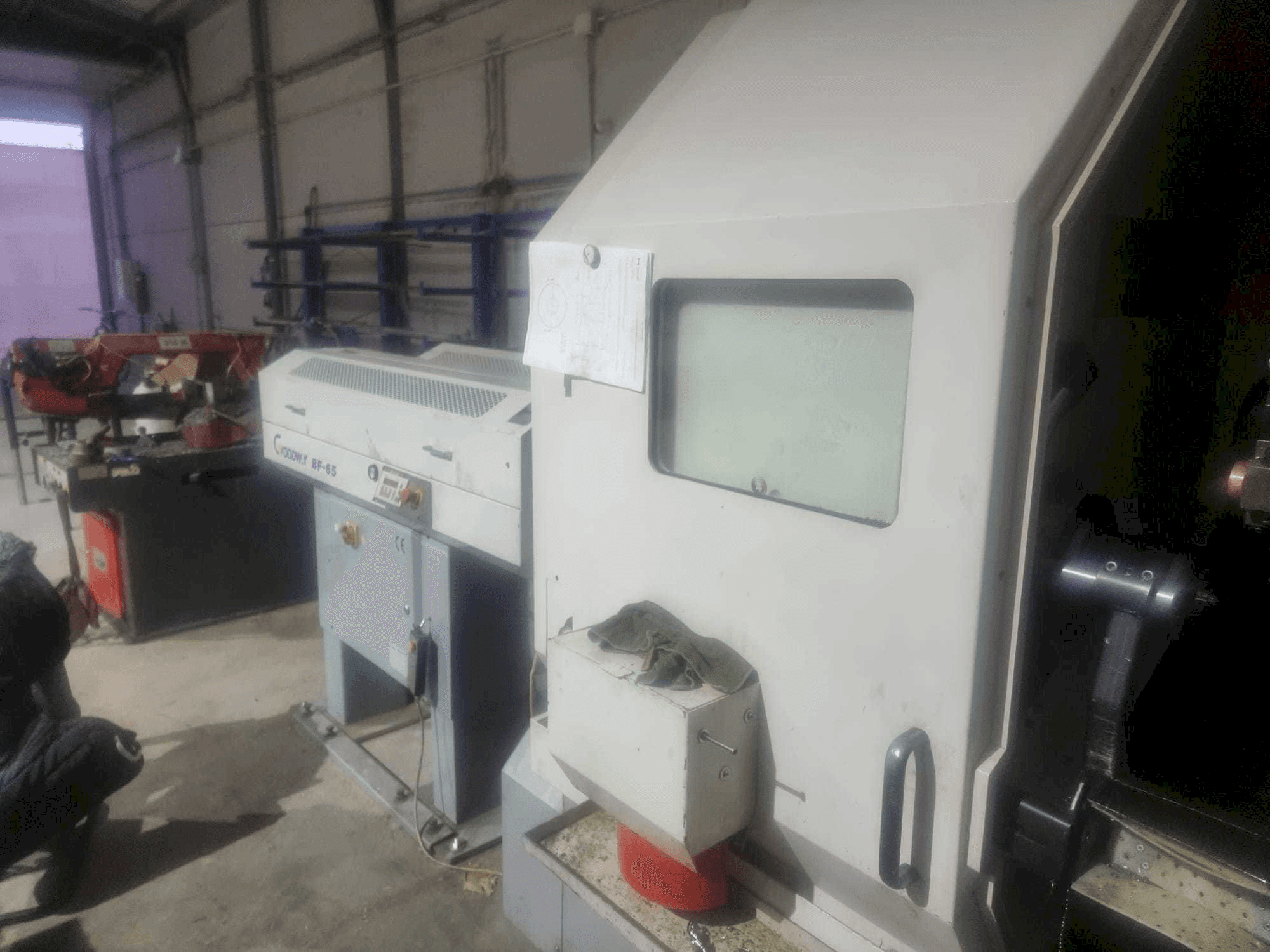 Pravý boční pohled na Goodway MSY 280 stroj