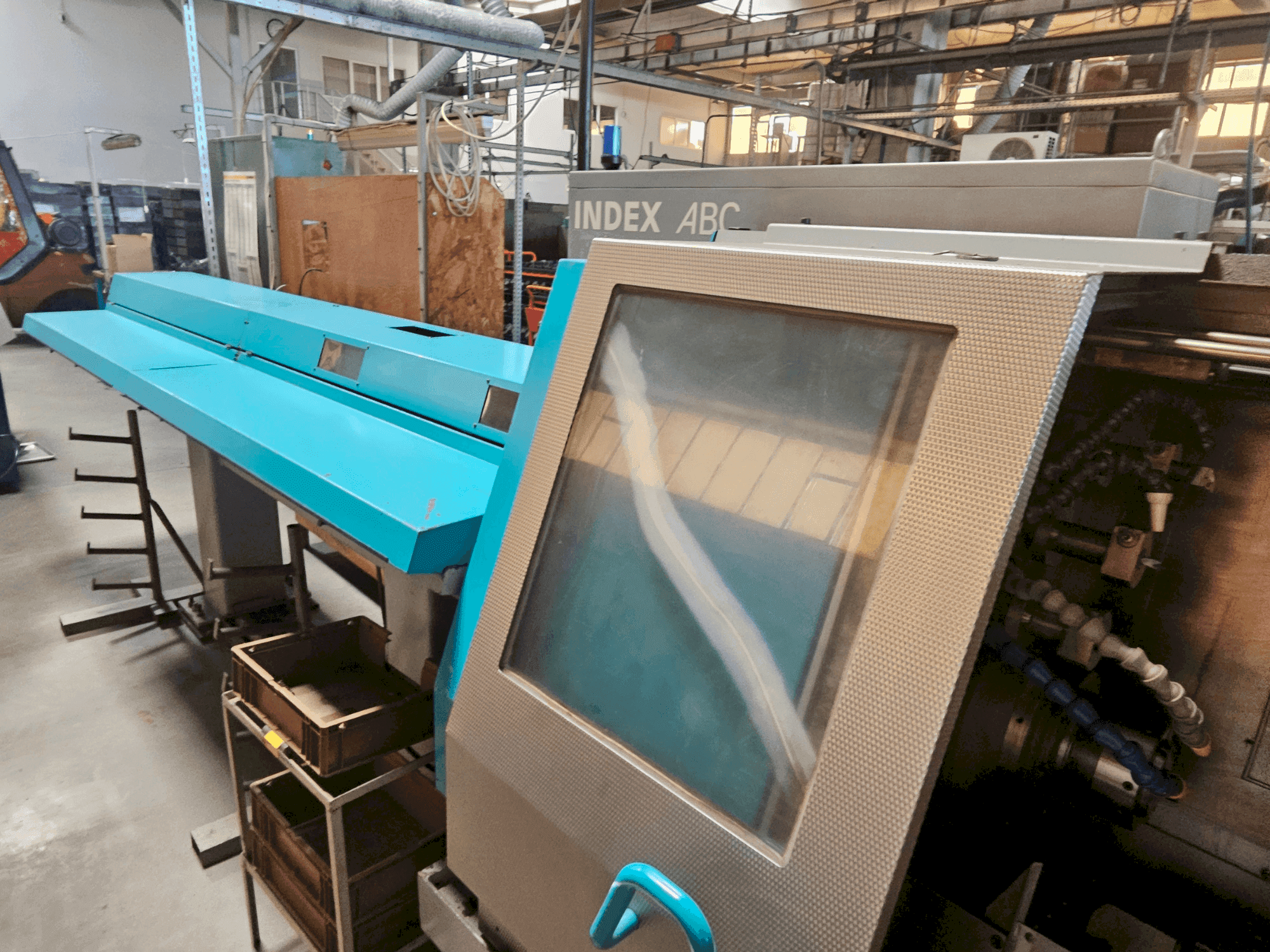 Čelní pohled na Index ABC stroj