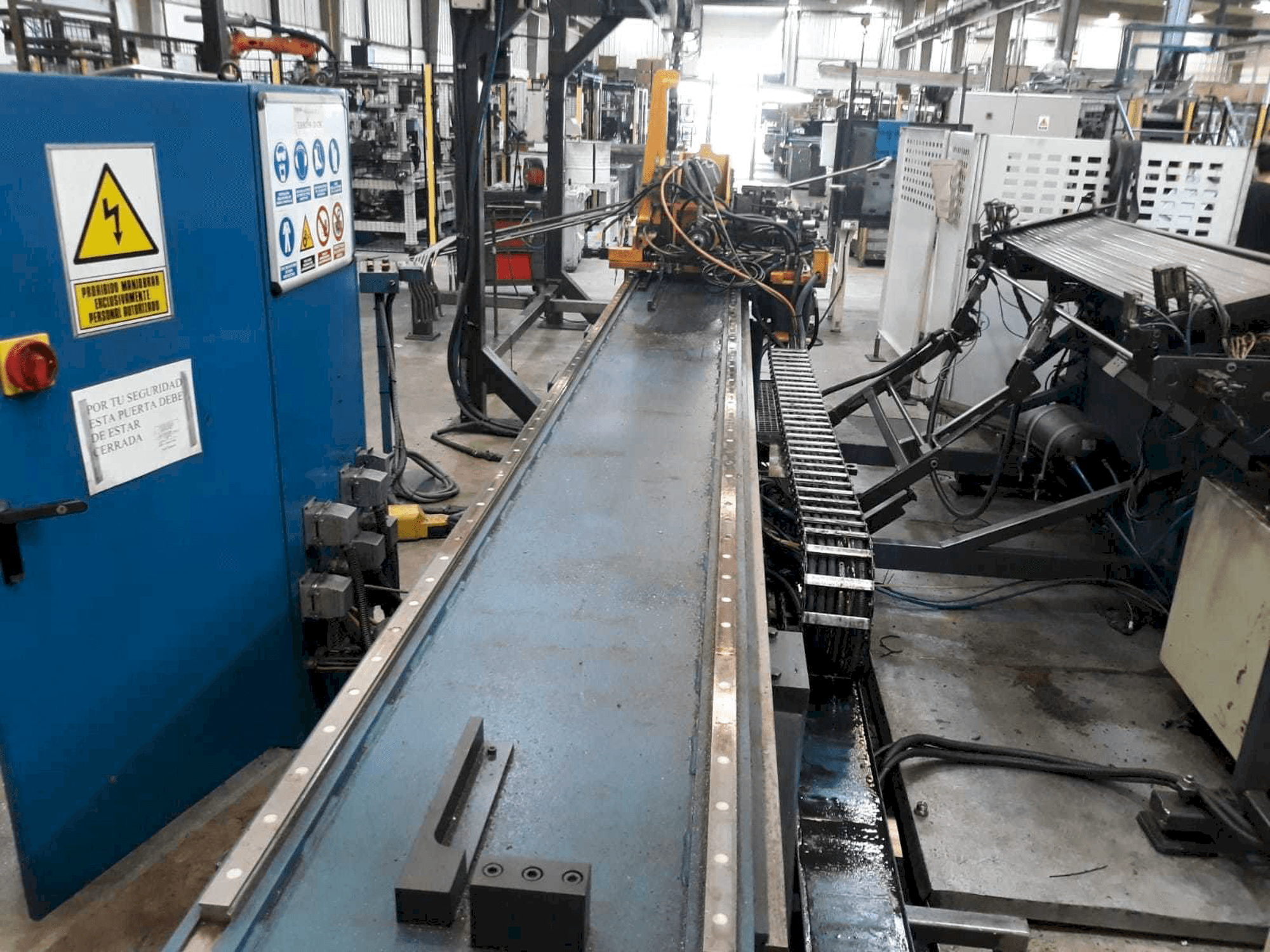 Čelní pohled na Tejero HR-50-CNC stroj