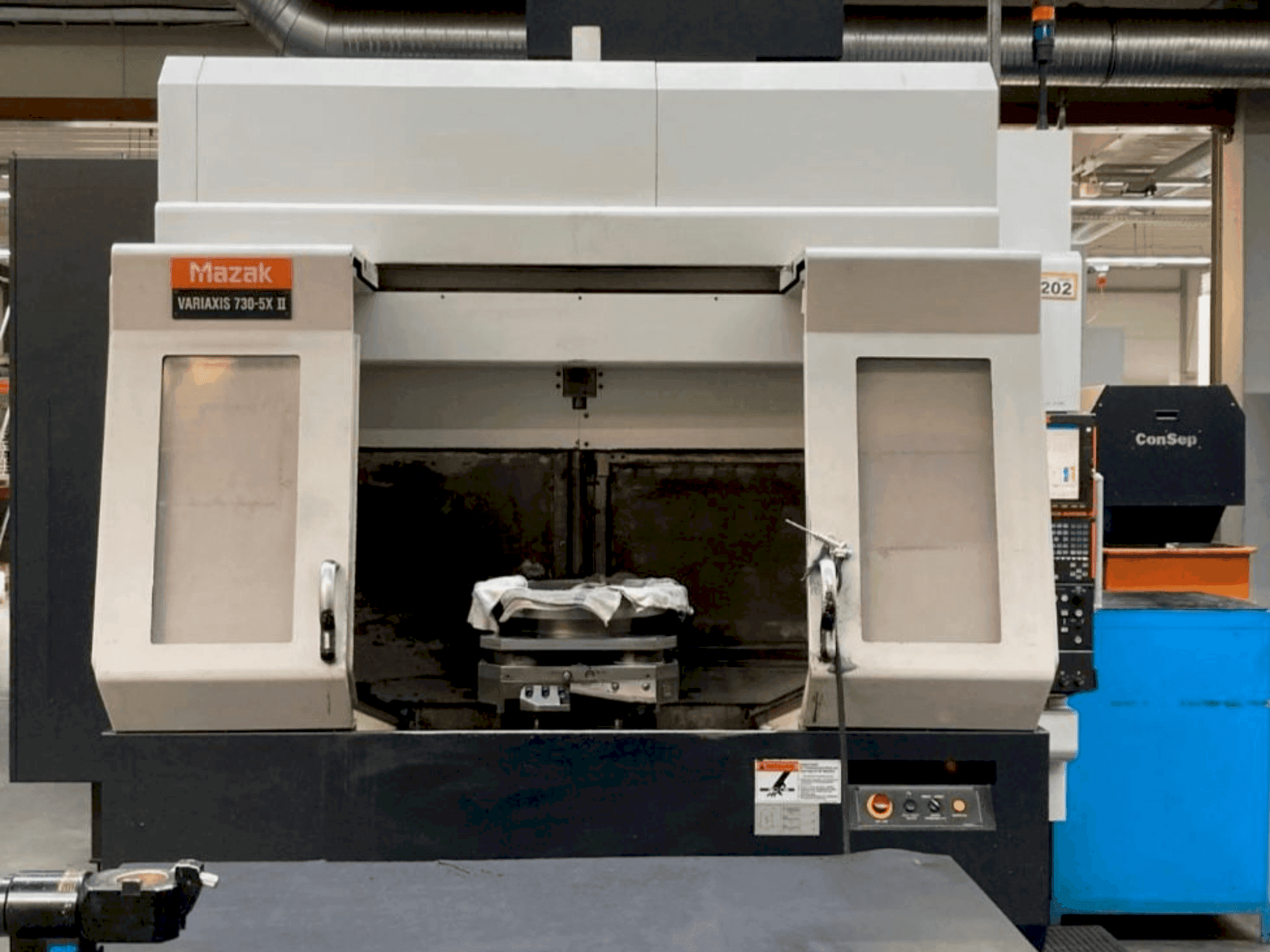 Čelní pohled na Mazak VARIAXIS 730/5X II stroj